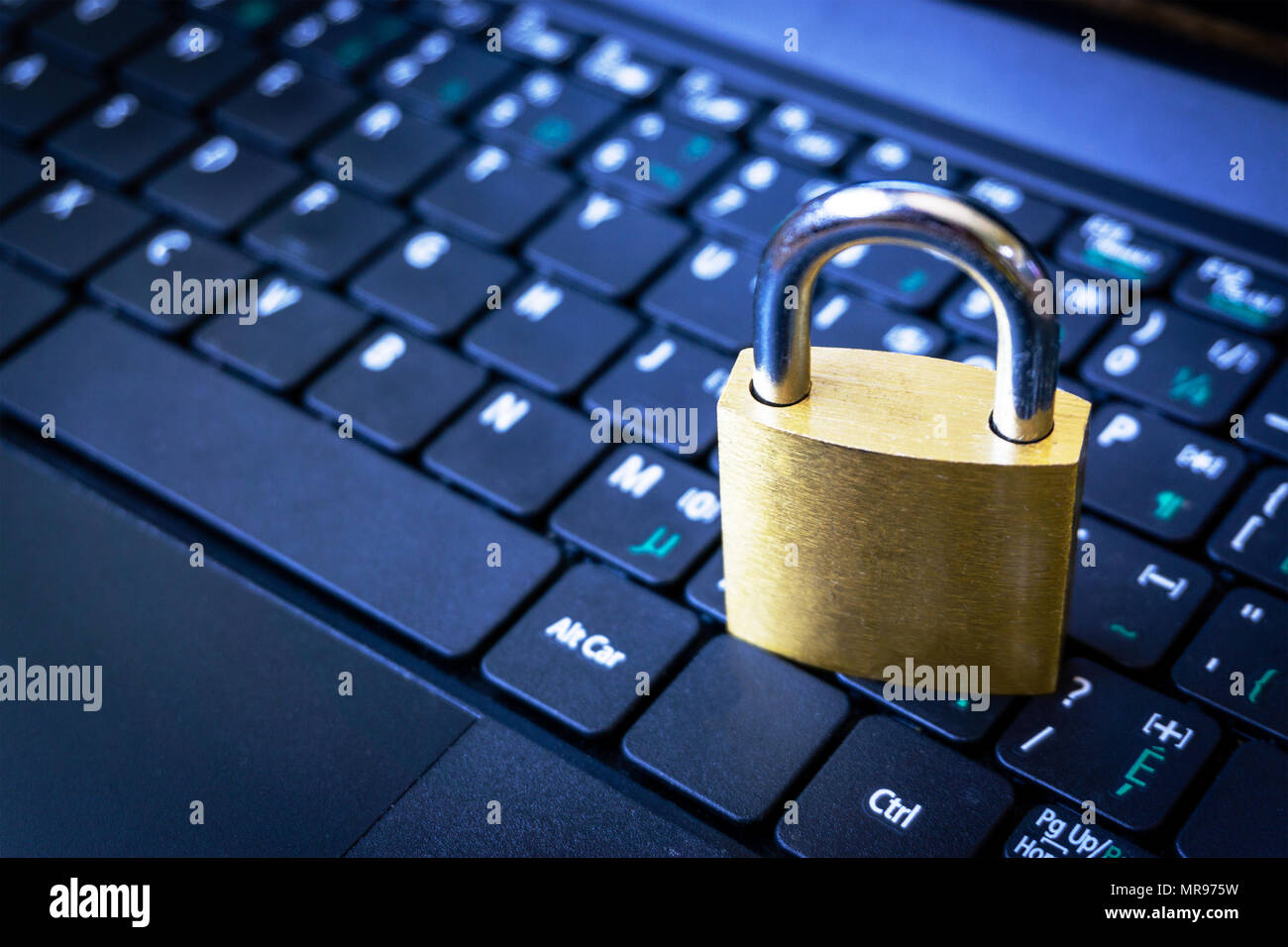 Goldene Vorhängeschloss auf dem Computer Laptop Tastatur mit kopieren. Konzept der Internet Security, Datenschutz, Computerkriminalität Verhinderung. Selektive konzentrieren. Stockfoto