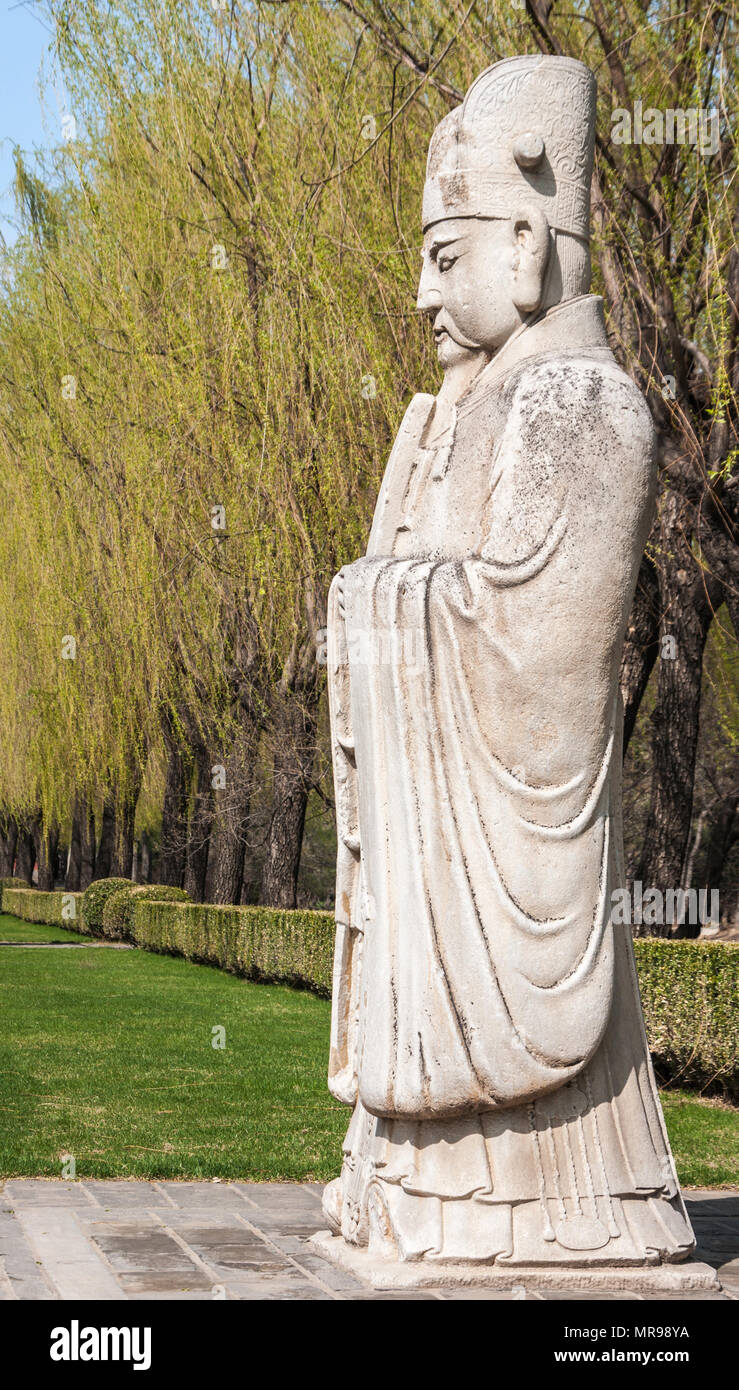 Peking, China - 28. April 2010: Ming Dynastie Gräber Domäne oder Ming Changling. Seitenansicht Nahaufnahme des Hofes Offizielle Mandarin statue entlang Lane von Bäumen Stockfoto