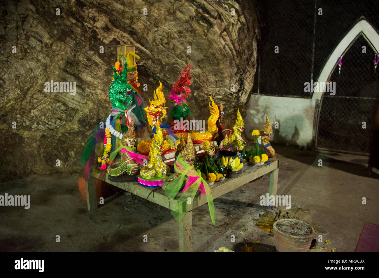 Viele Naga Statuen in Höhlen für thailändische Leute besuchen und Respekt oder im Wat Khao Orr in Phatthalung, Thailand zu beten. Stockfoto