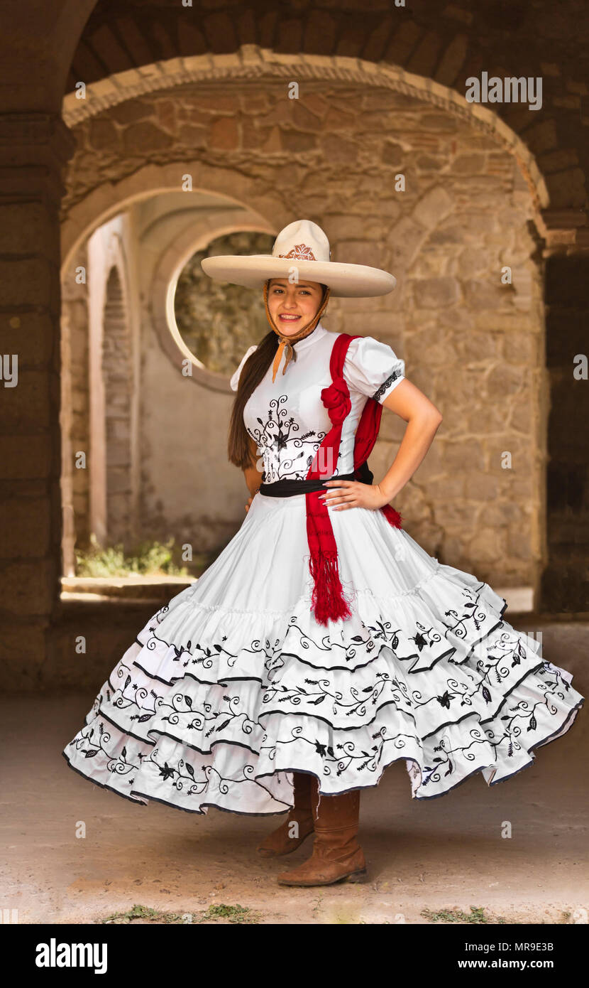 Ein mexikanisches Mädchen trägt ein traditioneller Reiten Outfit an einem alten Hacienda SAN FELIPE, MEXIKO Stockfoto
