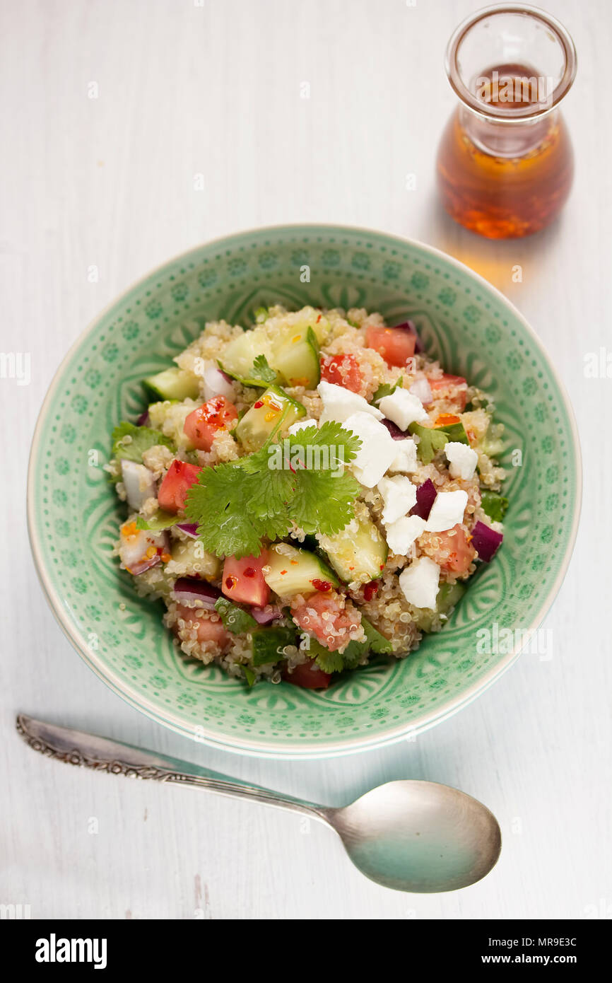 Tabbouleh Salat mit Couscous, Gemüse und Schafskäse und Koriander Stockfoto
