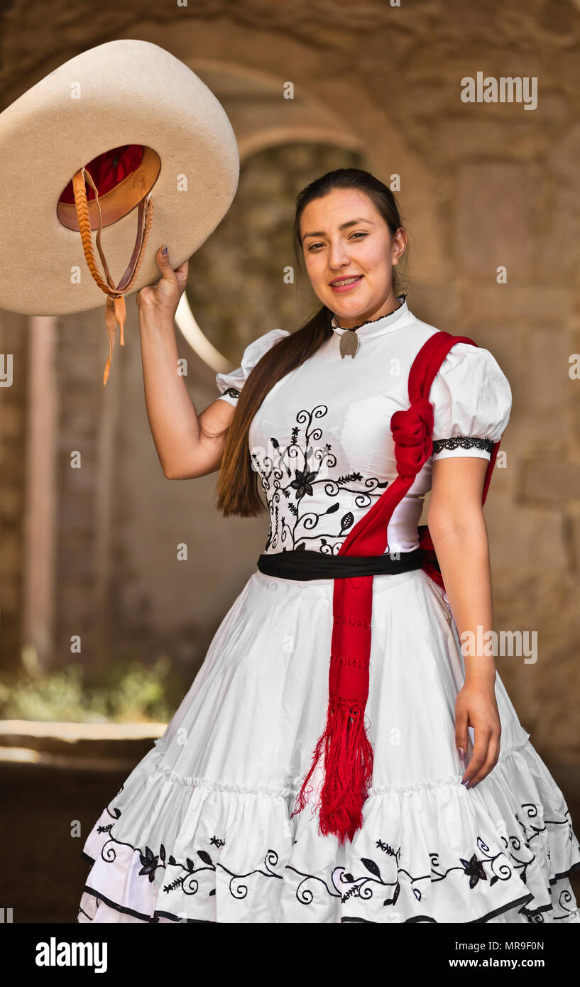 Ein mexikanisches Mädchen trägt ein traditioneller Reiten Outfit an einem alten Hacienda SAN FELIPE, MEXIKO Stockfoto
