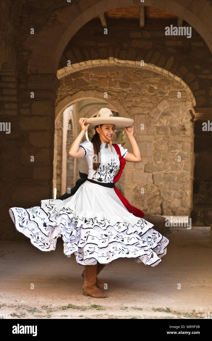 Ein mexikanisches Mädchen trägt ein traditioneller Reiten Outfit an einem alten Hacienda-SAN FILIPE, MEXIKO Stockfoto