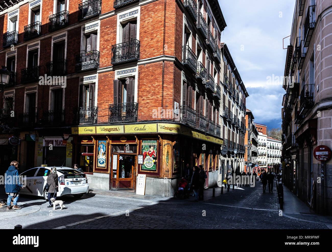 Street Scene teilweise verschattet, Barrio de Cortes, Distrito Centro, Madrid, Spanien. Stockfoto