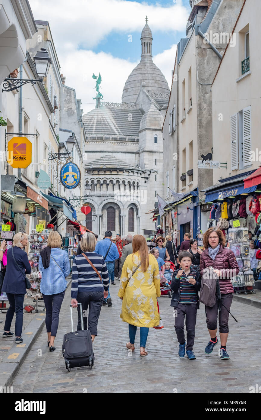 Montmartre ist ein beliebtes Reiseziel in Paris, das viele Künstler und Geschäfte. Stockfoto