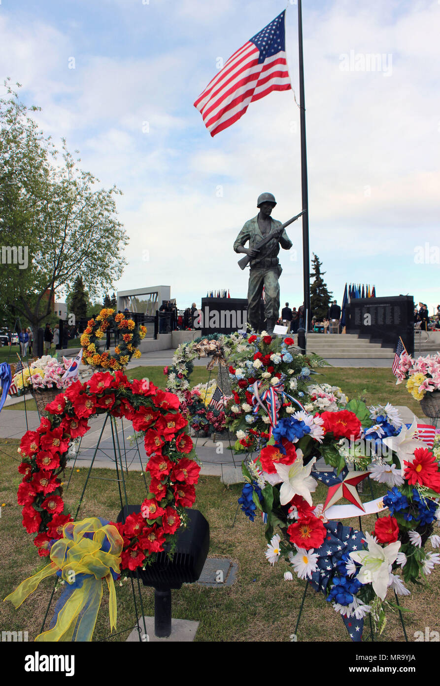 Kränze Ehren Service-Mitglieder, die ihr Leben im Dienst für ihr Land bei der Verankerung Veterans Memorial während einer Memorial Day Zeremonie 29.Mai auf dem Delaney Park Streifen in Anchorage, Alaska gegeben habe. Militärischen und zivilen Führer, sowie Mitglieder der Gemeinschaft nahmen an der Zeremonie, die jährlich von der Gemeinde von Anchorage koordiniert wird. (Foto von Mary M. Rall/U.S. Armee Alaska Public Affairs) Stockfoto