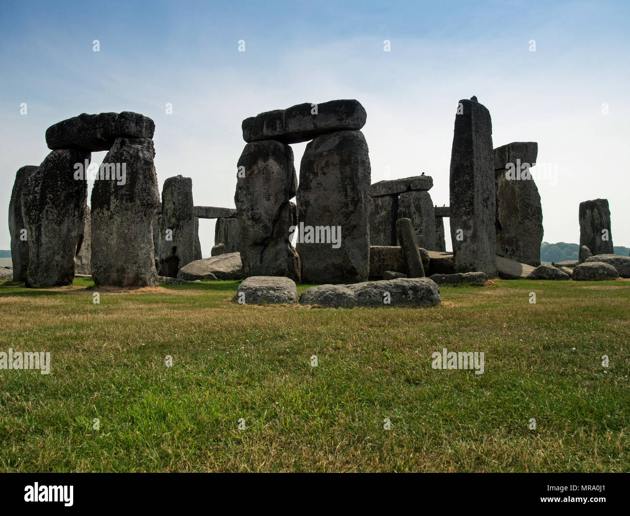 Stonehenge Kreis im Sommer mit blauem Himmel und ohne Menschen, in Salisbury, Großbritannien. Stockfoto