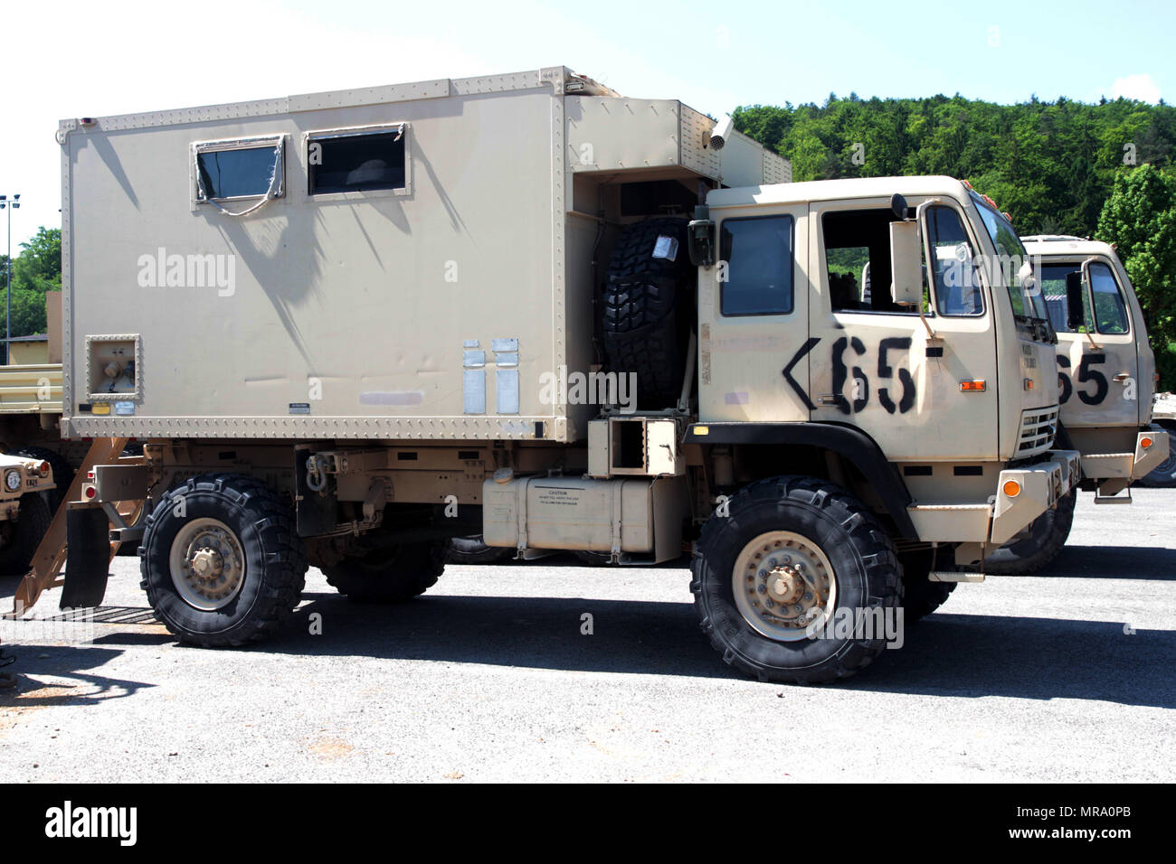 Eine mittlere taktische Pkw ist in Vorbereitung für kombiniert zu beheben VIII bei gemeinsamen Multinational Readiness Center Hohenfels, Deutschland 30. Mai 2017 inszeniert. (US Army National Guard Foto von Spc. Anna Churco) Stockfoto