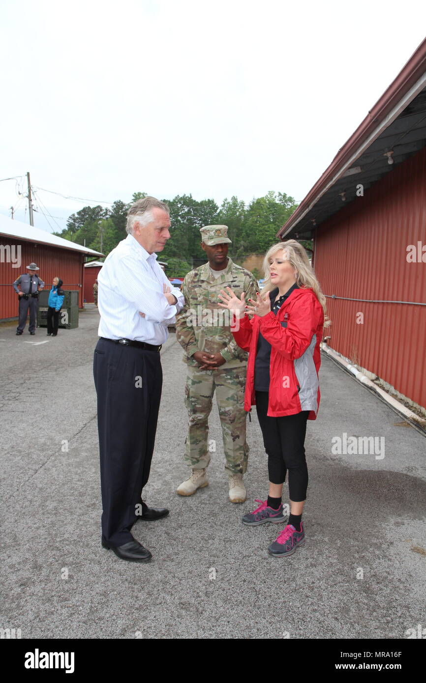 Gouverneur von Virginia, Honorable Terry McAuliffe, 3d MCDS IRT Program Manager, Generalmajor Nathan Devoe und Gesundheit Kombi Executive Director Dr. Teresa Tyson Teilen Dialog in den Appalachen IRT 2017 stattfand vom 14-27. Mai an der Wise County Fairgrounds in Wise, Virginia. Stockfoto