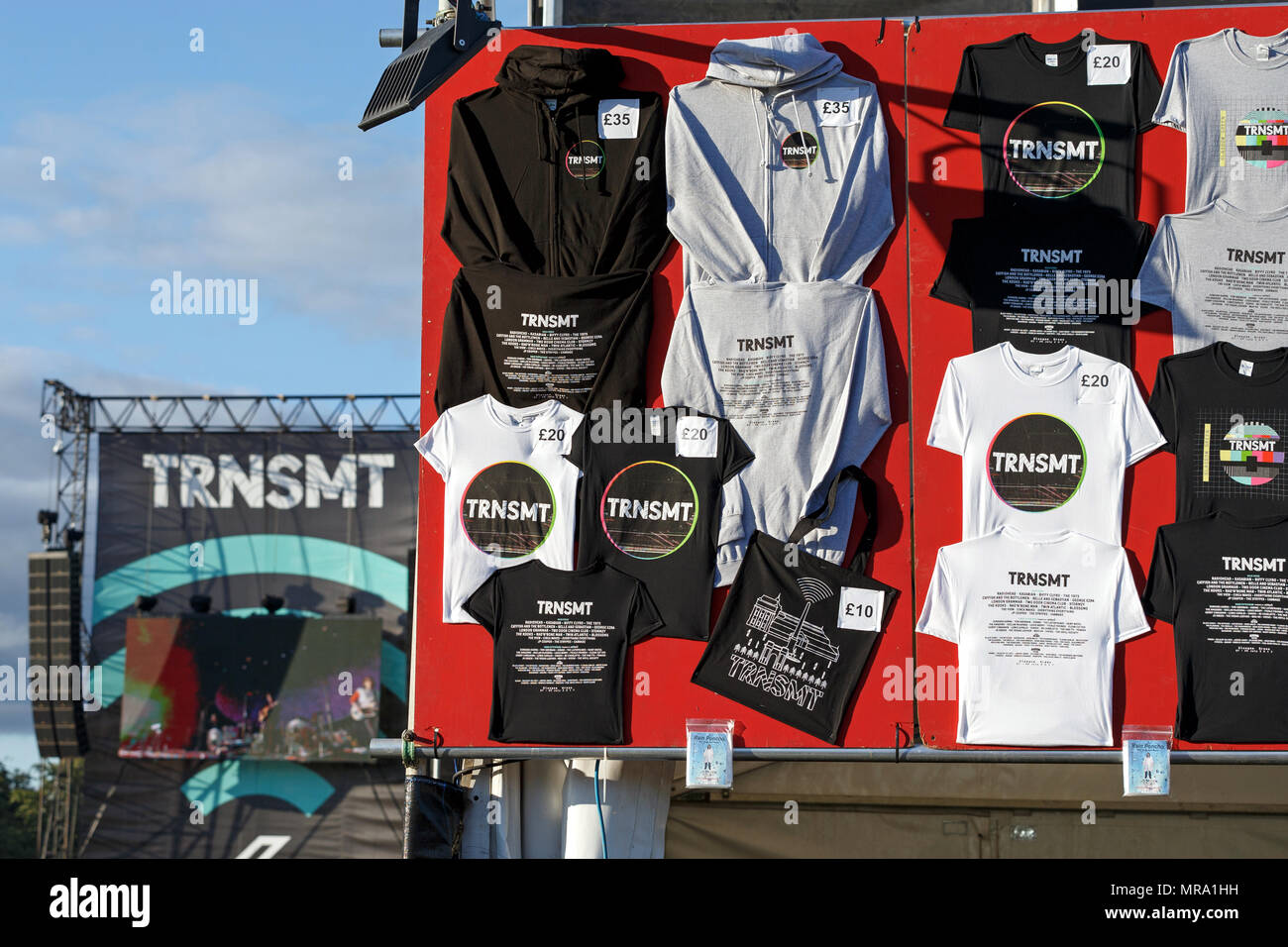 Ware zum Verkauf an der ersten TRNSMT Festival im Jahr 2017, mit der Hauptbühne im Hintergrund. Glasgow Green, Glasgow, UK. Stockfoto