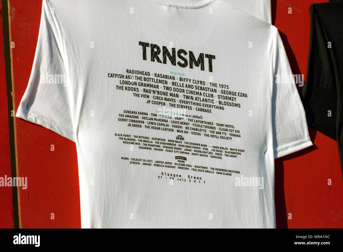 Ein T-Shirt mit der kompletten Aufstellung des ersten TRNSMT Festival, das vom 7. bis 9. Juli 2017 stattfand. Glasgow Green, Glasgow, UK. Stockfoto
