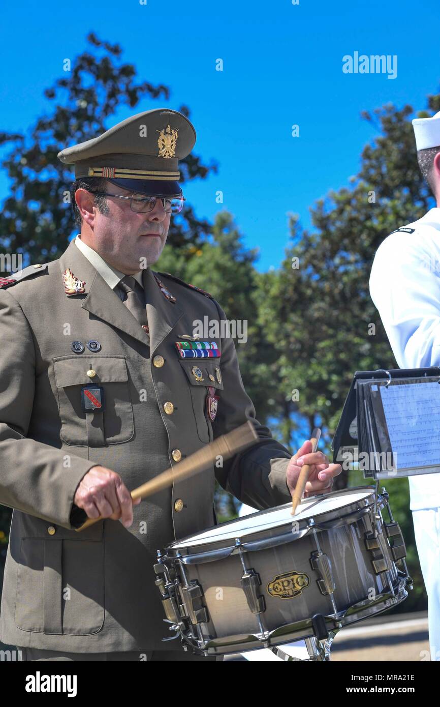 170528-N-FP878-116 NETTUNO, Italien (28. Mai 2017) führt ein Mitglied der italienischen Armee-Band in einer Memorial Day Zeremonie am Sizilien-Rom amerikanischen Friedhof. Während der Zeremonie, Veteranen, Service-Mitglieder Studenten und Familien gesammelt zu Ehren und würdigen für diejenigen, die ihr Leben während der Befreiung Italiens 1943 gab. US Naval Forces Europe-Africa, mit Sitz in Neapel, Italien, überwacht gemeinsame und Marine, oft im Konzert mit Alliierten, gemeinsame und ressortübergreifende Partnern ermöglichen dauerhafte Beziehungen und Wachsamkeit und Widerstandsfähigkeit in Europa und Afrika erhöhen. (US-Navy Stockfoto