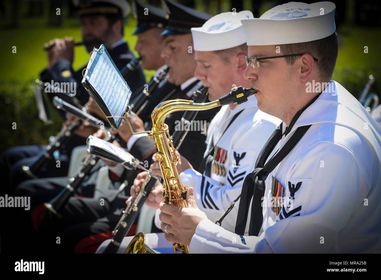 170528-N-UY653-129 NETTUNO, Italien (28. Mai 2017) Mitglieder des US-Naval Forces Europe Band und die italienische Armee Band führen in ein Memorial Day Zeremonie am Sizilien-Rom amerikanischen Friedhof. Während der Zeremonie, Veteranen, Service-Mitglieder Studenten und Familien gesammelt zu Ehren und würdigen für diejenigen, die ihr Leben während der Befreiung Italiens 1943 gab. US Naval Forces Europe-Africa, mit Sitz in Neapel, Italien, überwacht gemeinsame und Marine, oft im Konzert mit Alliierten, gemeinsame und ressortübergreifende Partnern ermöglichen dauerhafte Beziehungen und Wachsamkeit und Resilie erhöhen Stockfoto