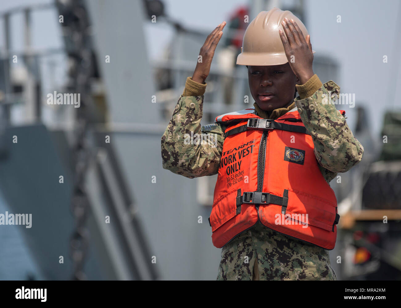 Us-Küste der Scots Guards an Bord der USNS Pililaau Signale das Laden der Fracht und der Gang beim kombinierten Joint Logistics Über das Ufer (CJ) Übung in der Republik Korea (ROK) im Japanischen Meer, Pohang, Korea, 13. April 2017. CJ LOSE ist eine Übung, die USA und Südkorea service Mitglieder zu trainieren lebenswichtige logistische Maßnahmen in einem strategischen Bereich zu erreichen, bei gleichzeitiger Stärkung der Kommunikation und der Zusammenarbeit zwischen den USA und der ROK-Allianz. Stockfoto