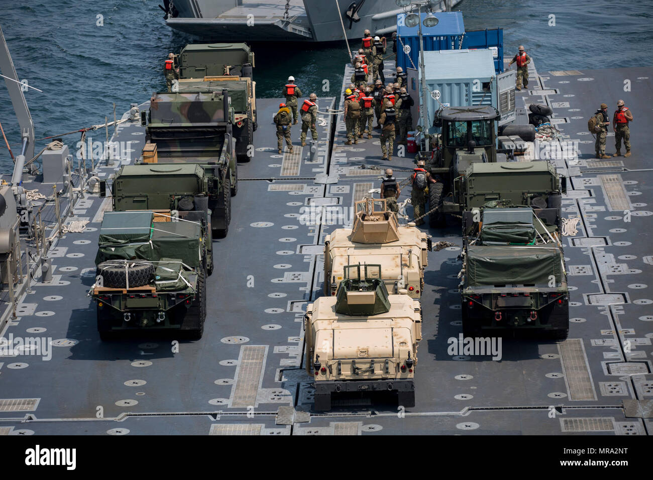 Us-Marines, Matrosen, und Küstenwache an Bord der USNS Pililaau verhalten Laden und Laden der Fracht und der Gang beim kombinierten Joint Logistics Über das Ufer (CJ) Übung in der Republik Korea (ROK) im Japanischen Meer, Pohang, Korea, 13. April 2017. CJ LOSE ist eine Übung, die USA und Südkorea service Mitglieder zu trainieren lebenswichtige logistische Maßnahmen in einem strategischen Bereich zu erreichen, bei gleichzeitiger Stärkung der Kommunikation und der Zusammenarbeit zwischen den USA und der ROK-Allianz. Stockfoto