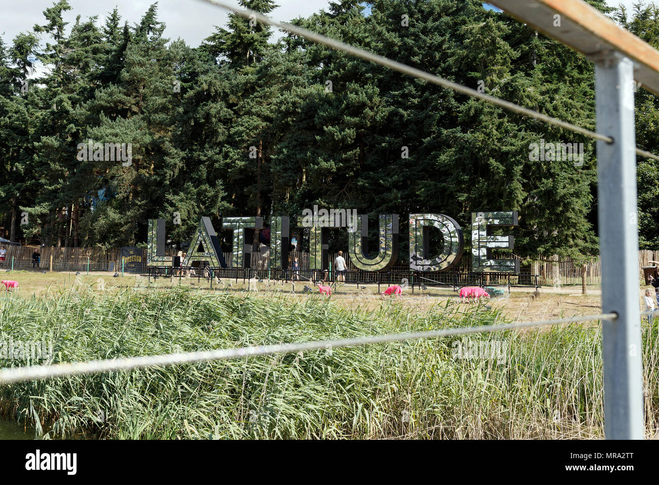 Latitude Festival in Henham Park, Southwold, Suffolk, Großbritannien. Latitude Festival logo, Latitude Festival Website. Stockfoto