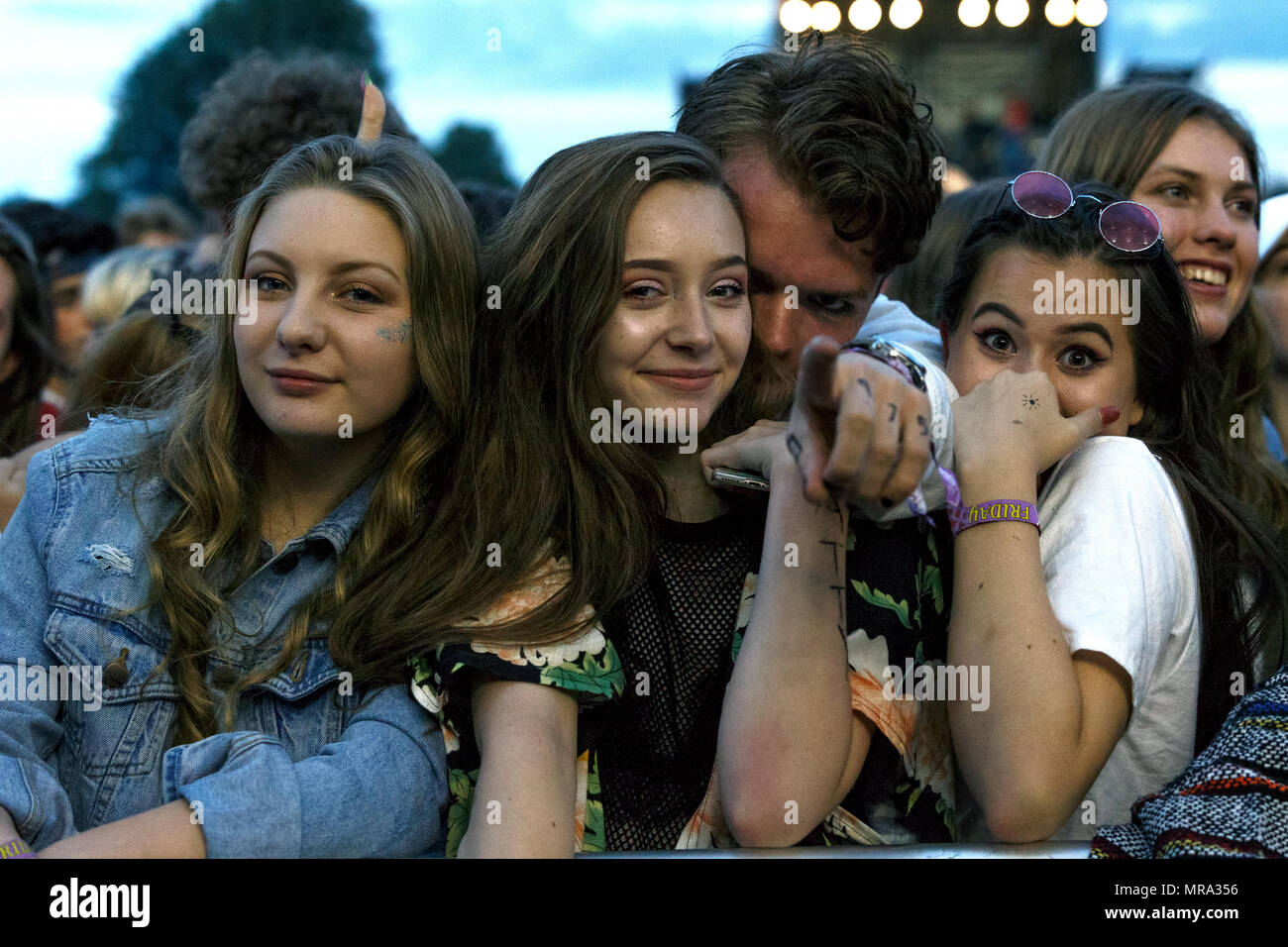 Teenage Musik Fans posieren für ein Foto bei einem Musikfestival, während für eine Leistung durch die 1975 warten. Stockfoto