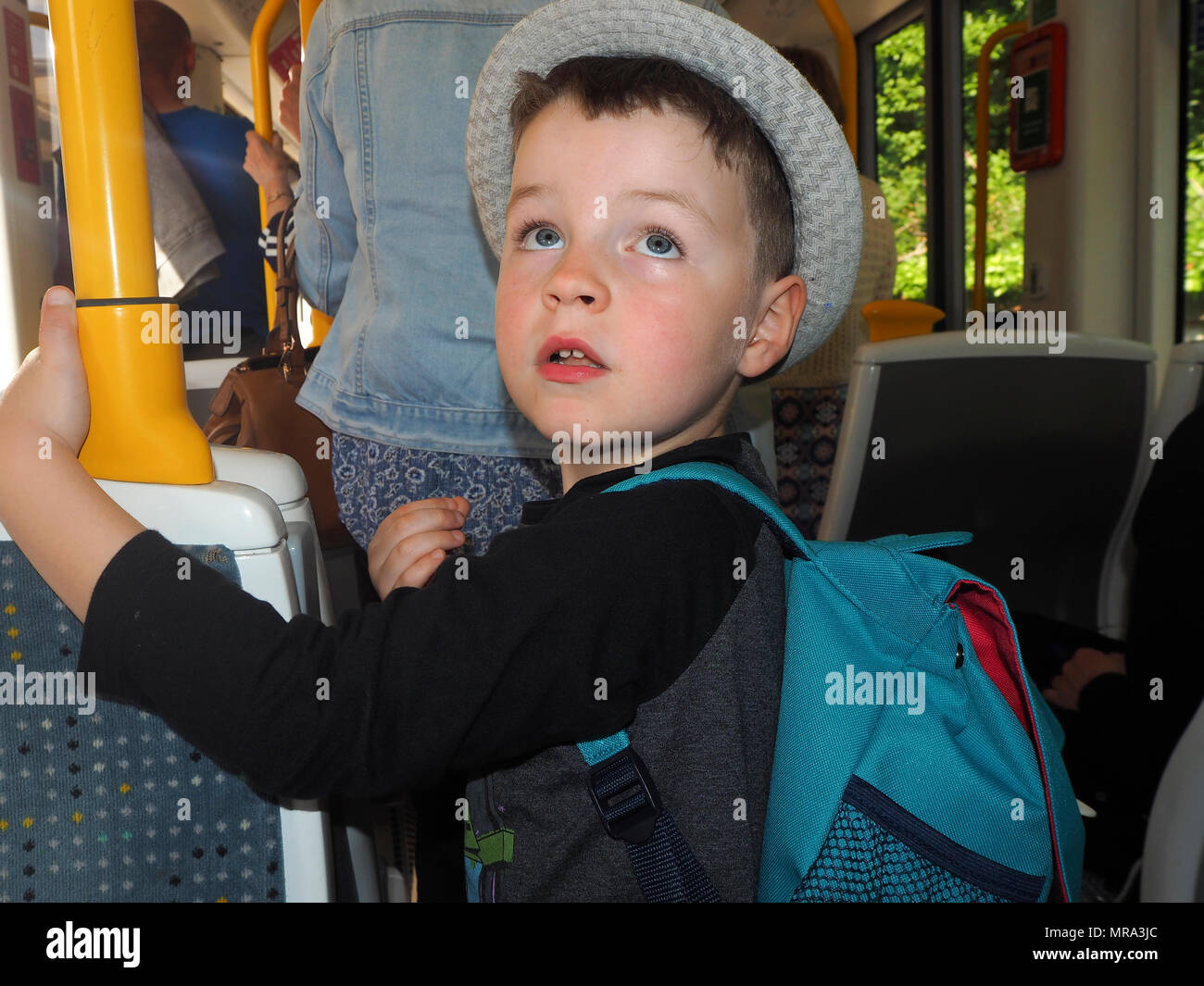 Mit kindern unterwegs im Zug Stockfoto