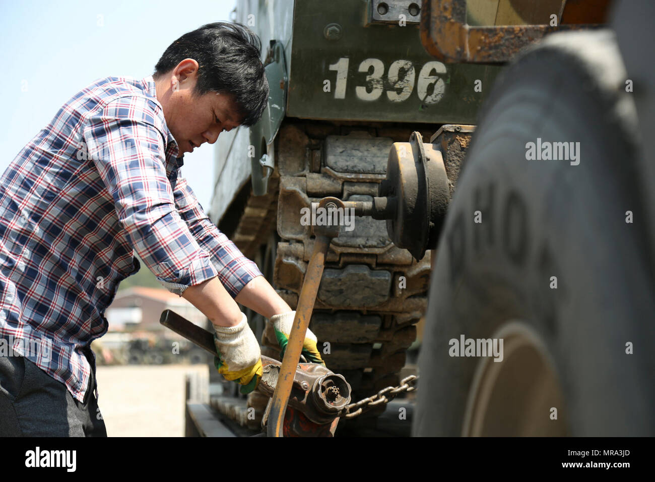 Ein koreanische nationale Auftragnehmer mit 2ID Sustainment Brigade sichert eine gepanzerte Mannschaftswagen, Tieflader, 13. April 2017, in Vorbereitung auf eine Lieferung-Konvoi in der Nähe von Pohang, Südkorea. 2ID SBDE führt eine kombiniert Verteilung Übung zur Unterstützung der Operation Pacific Reichweite 17 Übung zur Stärkung unserer Allianz und Interoperabilität mit Südkorea Verbündeten. Stockfoto