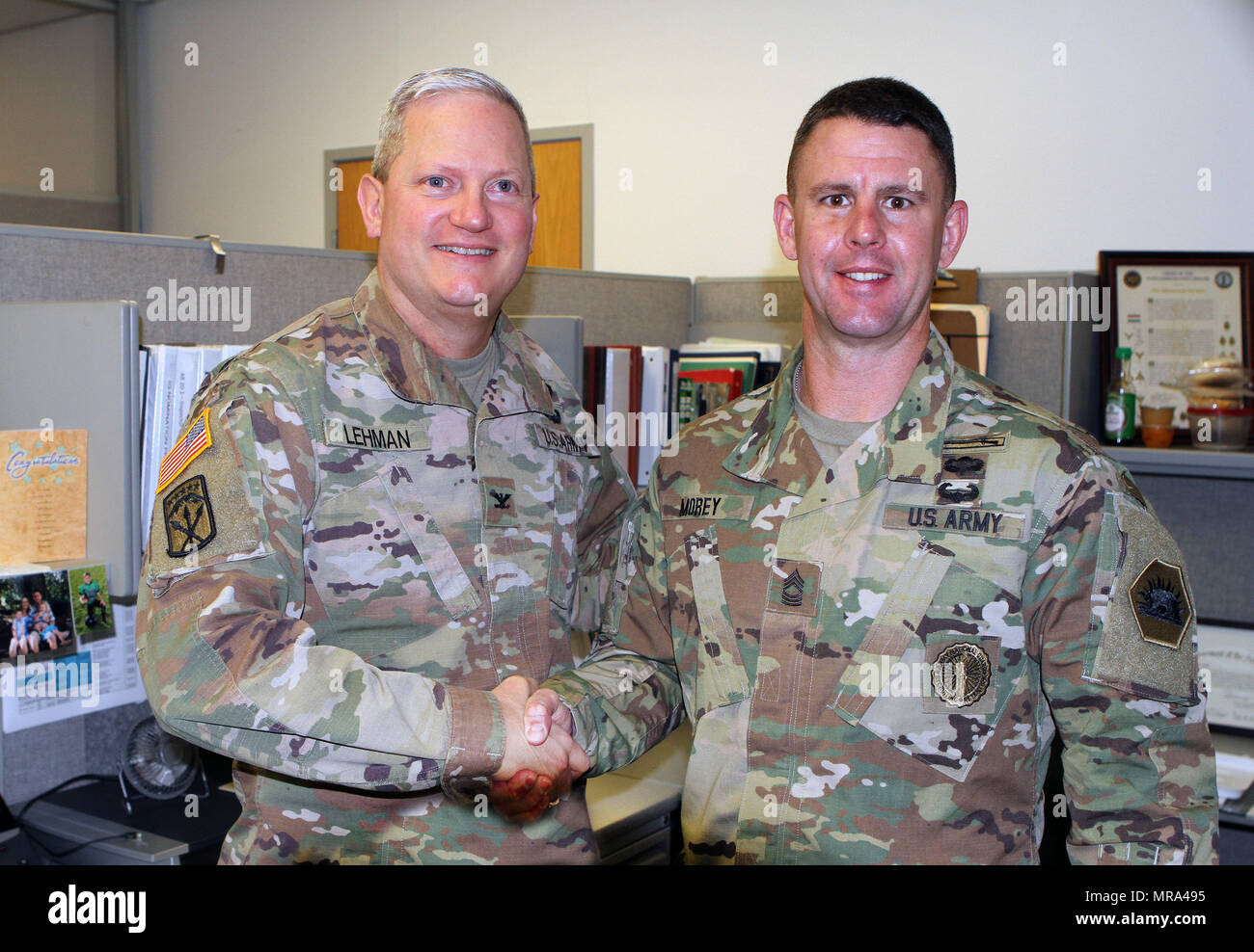 Master Sergeant Brandon S. Morey, Recht, stellvertretender Generalinspekteur der kalifornischen Nationalgarde Inspector General Office, wird von Oberst Robert J. Lehman, staatliche Inspector General, 12 Mai beendete Runner-up in der renommierten Abteilung der Armee Inspector General Unteroffizier of the Year Wettbewerb vor kurzem gratulierte. Morey, Dixon, Kalifornien, hat höchste Auszeichnung im Aprils National Guard Bureau Generalinspekteur Soldat des Jahres, den Schuss auf der US-Armee-Wettbewerb zu verdienen. (Foto: Staff Sgt Eddie Siguenza US Army National Guard) Stockfoto