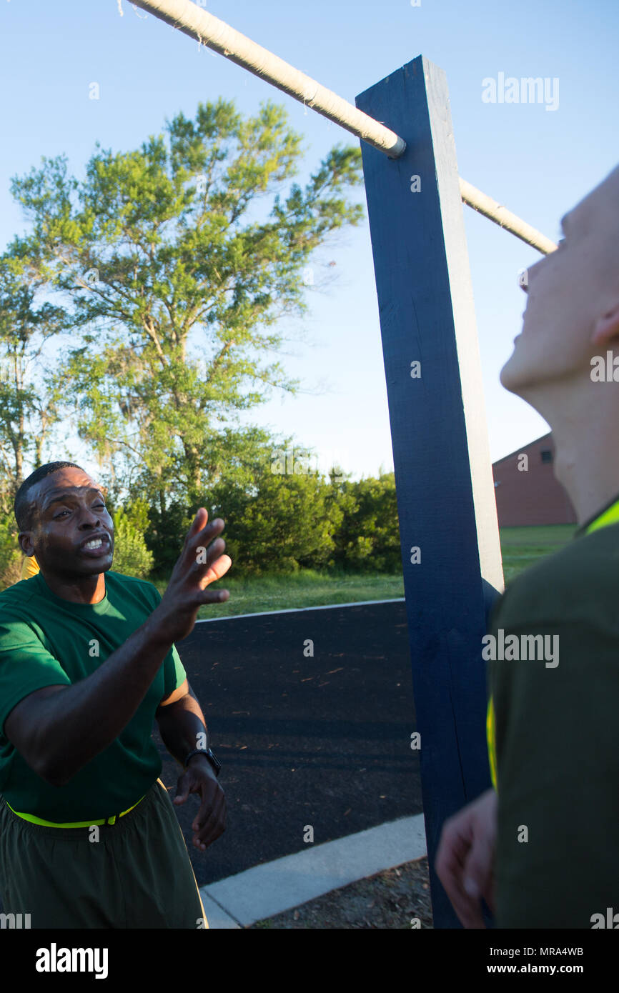 Sgt. Tafari Delsol, ein Drill Instructor mit rekrutieren Processing Company, Support Battalion, fördert die Rekruten während einer Anfangsfestigkeit Prüfung 26. Mai 2017, auf Parris Island, SC Delsol, 32, aus New York ist. Nach dem passieren des Anfangsfestigkeit Tests, werden diese Rekruten Echo Company, 2. rekrutieren Training Bataillon, zugewiesen werden die Diplom-18. August 2017 geplant ist. (Foto: Lance Cpl. Carlin Warren) Stockfoto