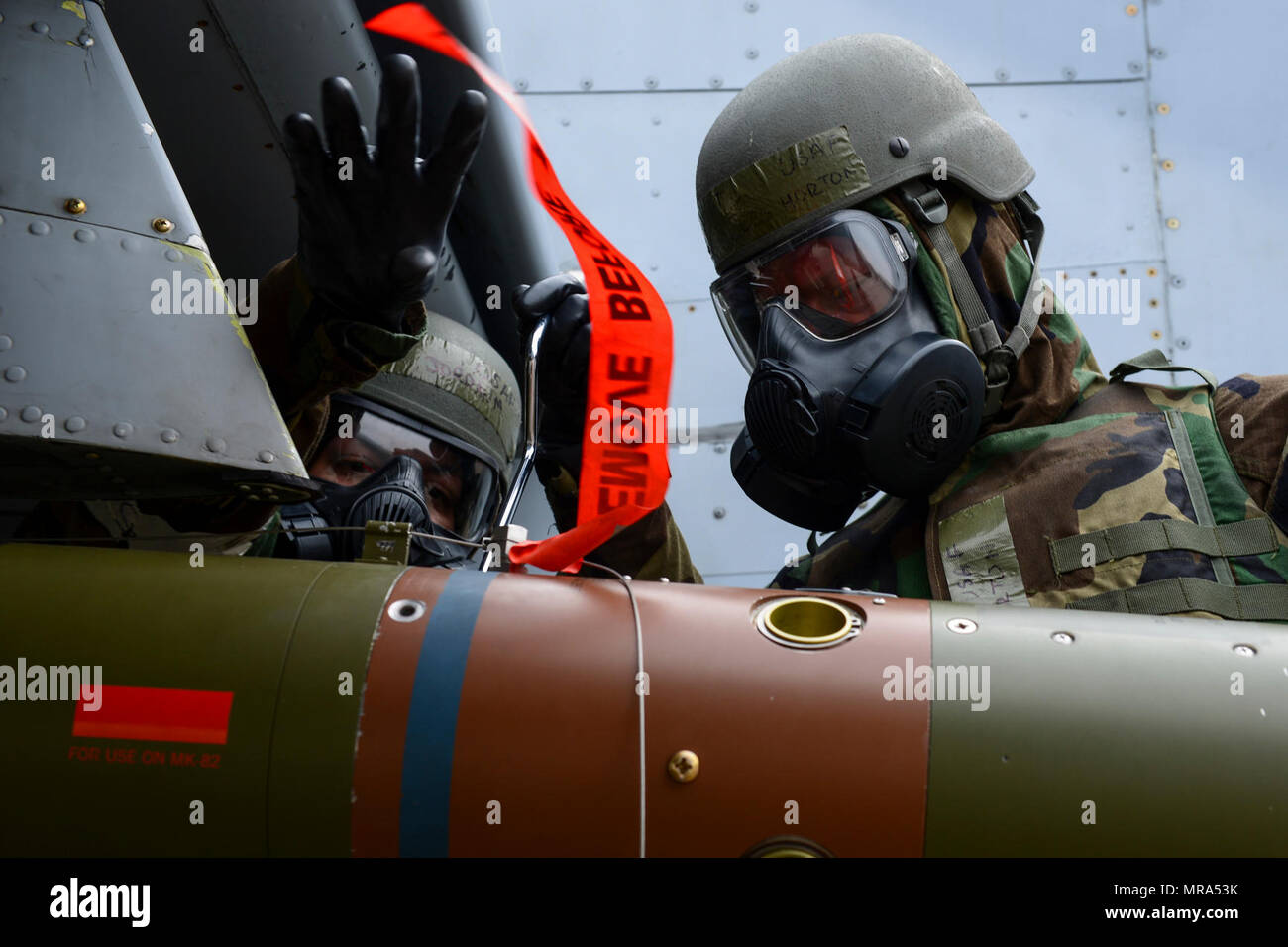 Us Air Force Senior Airman Jordanien Palomo, Links und US Air Force Staff Sgt. Charles Horton, 25 Aircraft Maintenance Unit Waffen laden Besatzungsmitglieder, sicher eine GBU-12 Paveway II A-10 Thunderbolt II während der vierteljährlichen Waffen laden crew Wettbewerb des 51. Wartung Gruppe am Osan Flughafen, der Republik Korea, 14. April 2017. Die Waffen laden Crew aus dem 25. und 36. AMUs und der New Jersey Air National Guard 177th Aircraft Maintenance Squadron konkurrierten Wer könnte Arm ihrer jeweiligen Flugzeug die schnellste, effizienteste und sicherste zu sehen. Stockfoto