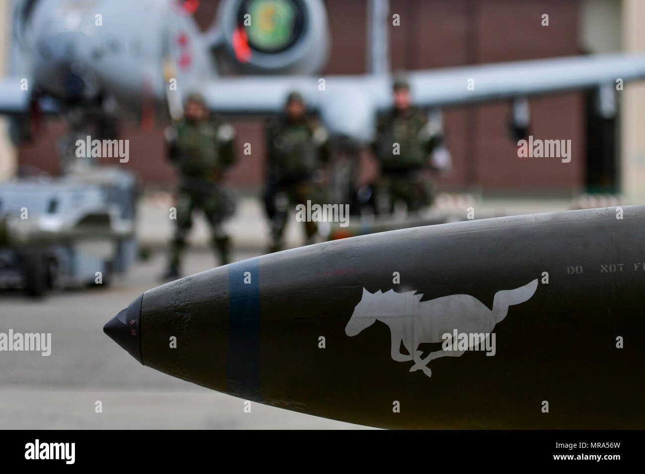 Ein 25 Aircraft Maintenance Unit Waffen laden Crew wartet in der Nähe ihrer Flugzeuge vor der vierteljährlichen 51 Instandhaltungsgruppe Waffen laden crew Wettbewerb am Osan Flughafen, der Republik Korea, 14. April 2017. Die Waffen laden Crew aus den beiden AMUs konkurrieren jedes Quartal für den ersten Platz, und in diesem Quartal wurden durch einen New Jersey Air National Guard 177th Aircraft Maintenance Squadron crew beigetreten. Stockfoto