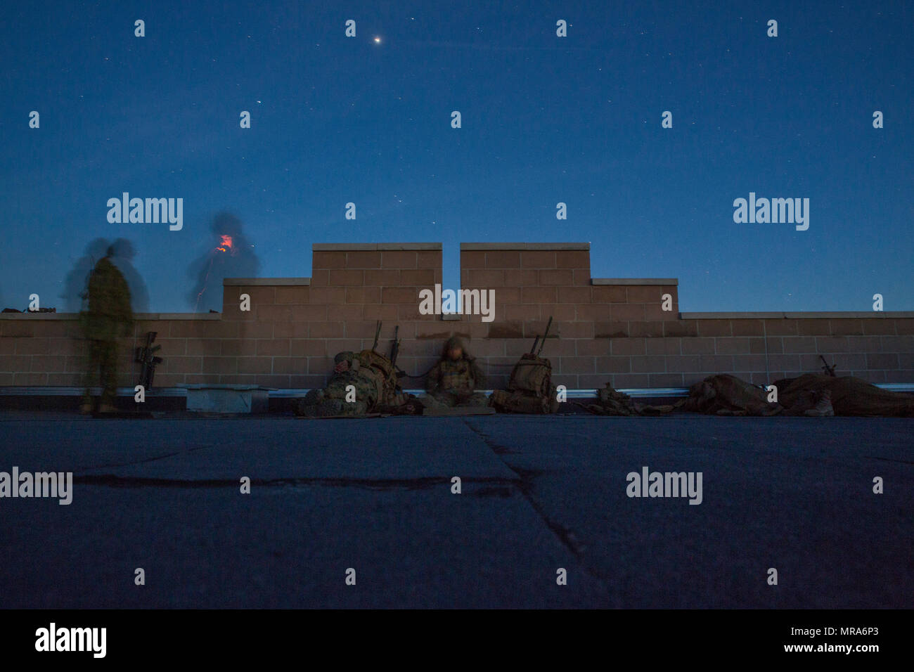 Die Übung Maple Resolve 17 war eine multinationale Trainingsveranstaltung, die im Mai 2017 im Canadian Manovre Training Center in Wainwright, Alberta, Kanada, stattfand. Das Archivfoto dokumentiert Marines der 3rd Air Naval Gunfire Liaison Company, der Marine Forces Reserve und Mitglieder des 1st Royal Canadian Regiment, die während der simulierten Artilleriekoordination an einem Beobachtungspunkt positioniert waren. Stockfoto