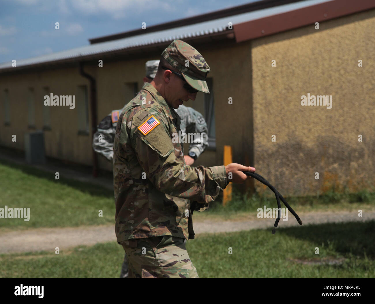 1. Lt Zachary Grove, ein sapper Zugführer mit der 870Th Engineer Company, 83rd Truppe den Befehl, Florida National Guard, führt abseilen Ausbildung während der Vorbereitung für Übung kombinierte Lösen VIII im Joint Multinational Readiness Center Hohenfels, Deutschland, 31. Mai 2017. (U.S. Army National Guard Foto von SPC. Anna Churco) Stockfoto