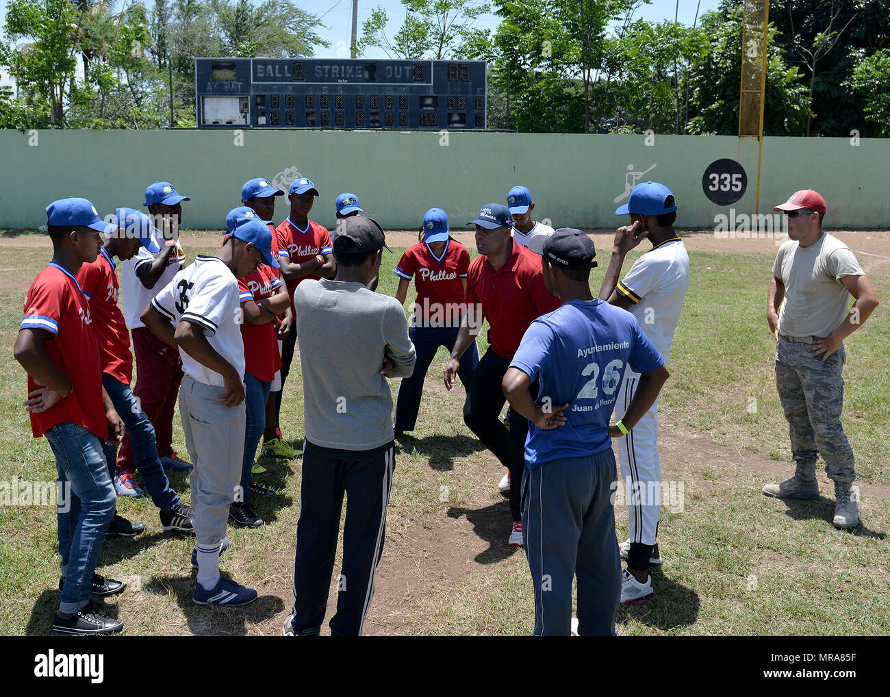 Miguel Descartes Batista Jerez, ein pensionierter Major League Baseball spieler aus der Dominikanischen Republik, Trainer die Teilnehmer auf ordnungsgemäße fielding Techniken während ein Baseball Clinic die task force Hosted für Bereich Kinder Mai 20, 2017, in San Juan de la Maguana, der Dominikanischen Republik, als Teil der neuen Horizonte 2017. Der baseball Clinic, die von der Task Force in Zusammenarbeit mit verschiedenen Nichtregierungsorganisationen und anderen Organisationen organisiert, bot US-Mitglieder die Möglichkeit, ehemalige Major League Baseball Spieler und Trainer auf ein denkwürdiges Ereignis für 450 Kinder, Eltern und andere p zu unterstützen. Stockfoto