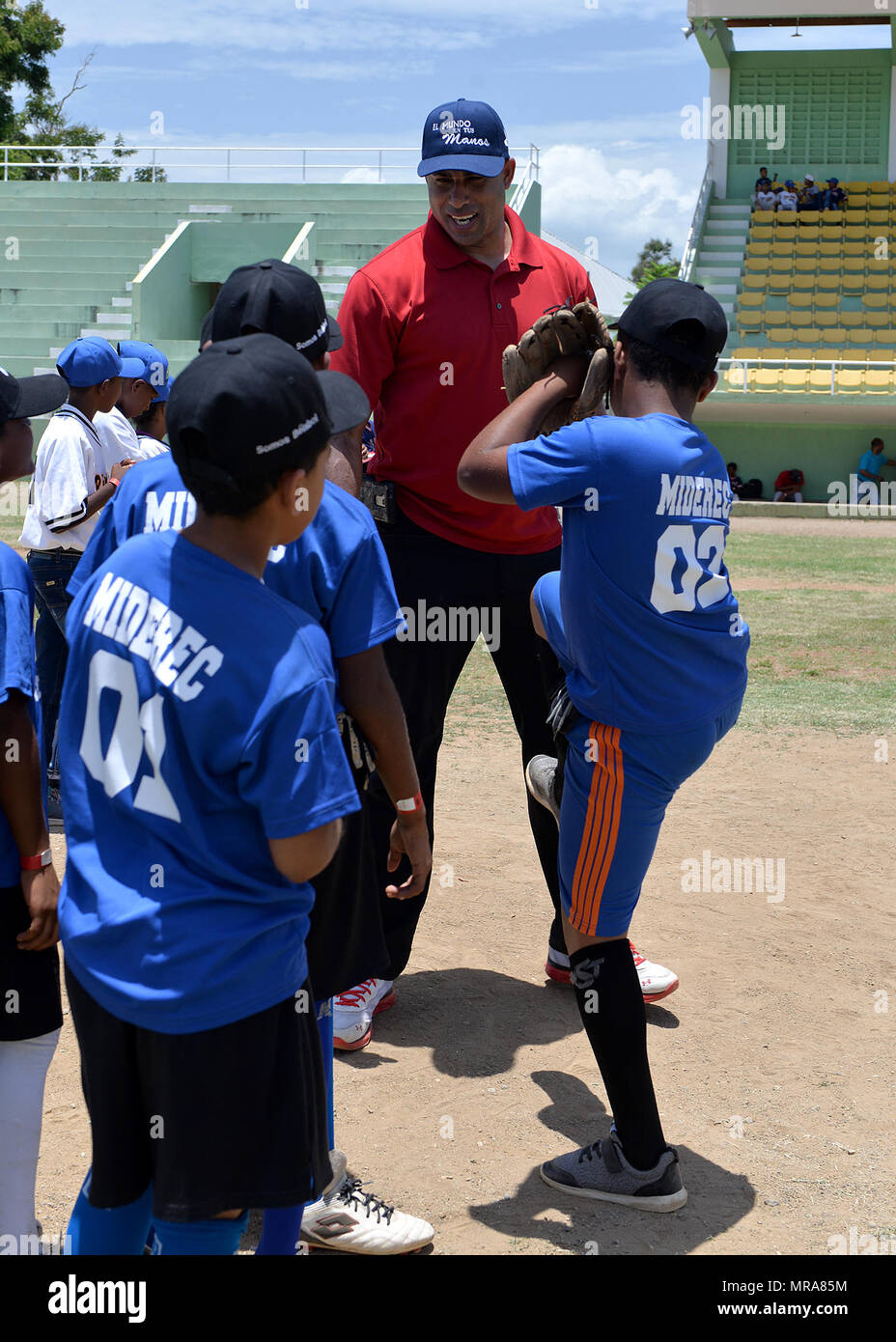 Miguel Descartes Batista Jerez, ein pensionierter Major League Baseball spieler aus der Dominikanischen Republik, Trainer die Teilnehmer auf Pitching Form während einer Baseball Clinic die Task Force für Bereich Kinder Mai 20, 2017, in San Juan de la Maguana, Dominikanische Republik gehostet wird, als Teil der neuen Horizonte 2017. Der baseball Clinic, die von der Task Force in Zusammenarbeit mit verschiedenen Nichtregierungsorganisationen und anderen Organisationen organisiert, bot US-Mitglieder die Möglichkeit, ehemalige Major League Baseball Spieler und Trainer auf ein denkwürdiges Ereignis für 450 Kinder, Eltern und andere Teilnehmer zu unterstützen. Stockfoto