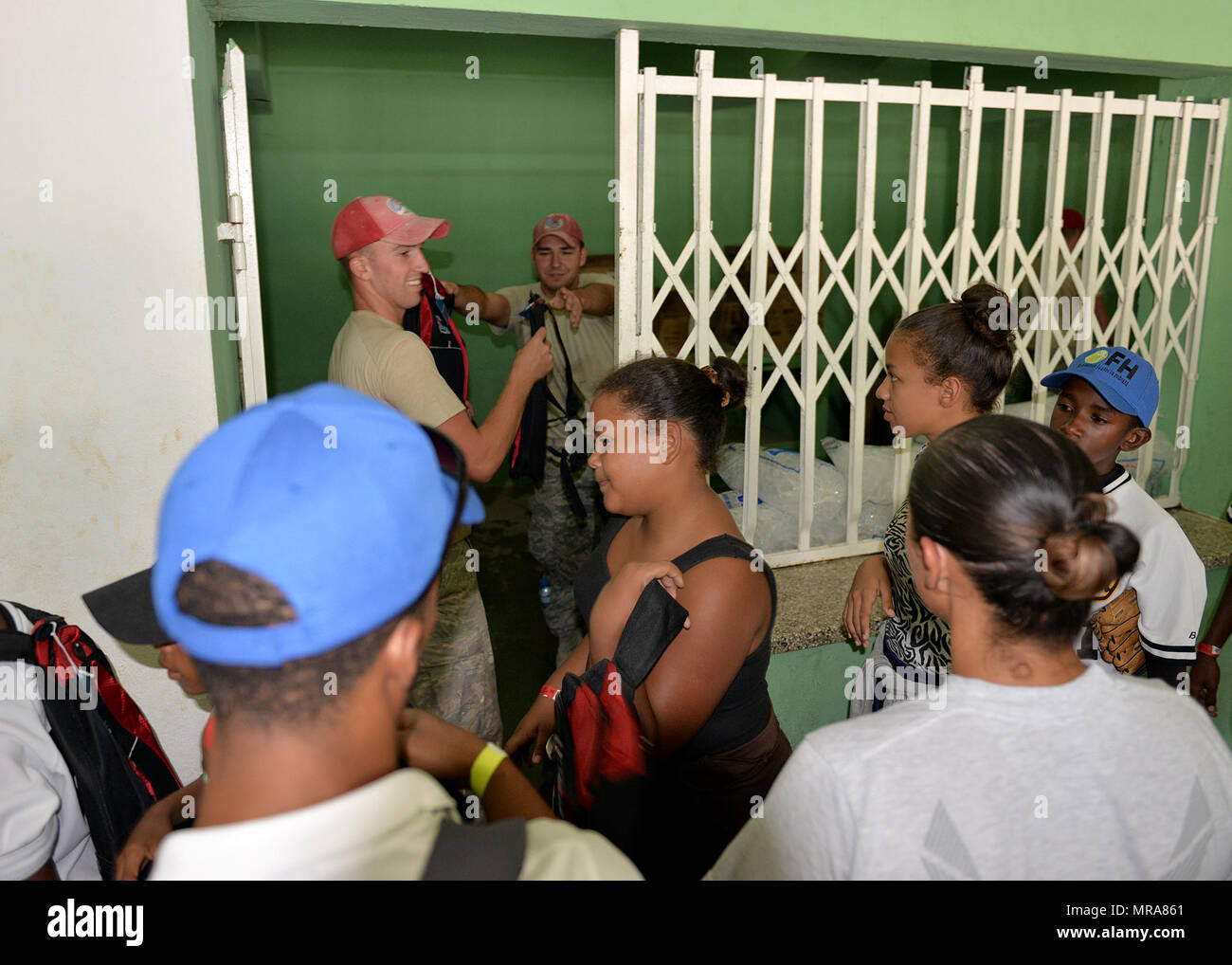 Us-Flieger mit den 823 Expeditionary rote Pferd aus hurlburt Field, Fla., Hand gespendet die Versorgung der Teilnehmer in einem Baseball Clinic die Task Force für Bereich Kinder Mai 20, 2017, in San Juan de la Maguana, Dominikanische Republik gehostet wird, als Teil der neuen Horizonte 2017. Der baseball Clinic, die von der Task Force in Zusammenarbeit mit verschiedenen Nichtregierungsorganisationen und anderen Organisationen organisiert, bot US-Mitglieder die Möglichkeit, ehemalige Major League Baseball Spieler und Trainer auf ein denkwürdiges Ereignis für 450 Kinder, Eltern und andere Teilnehmer zu unterstützen. (U.S. Air Force phot Stockfoto