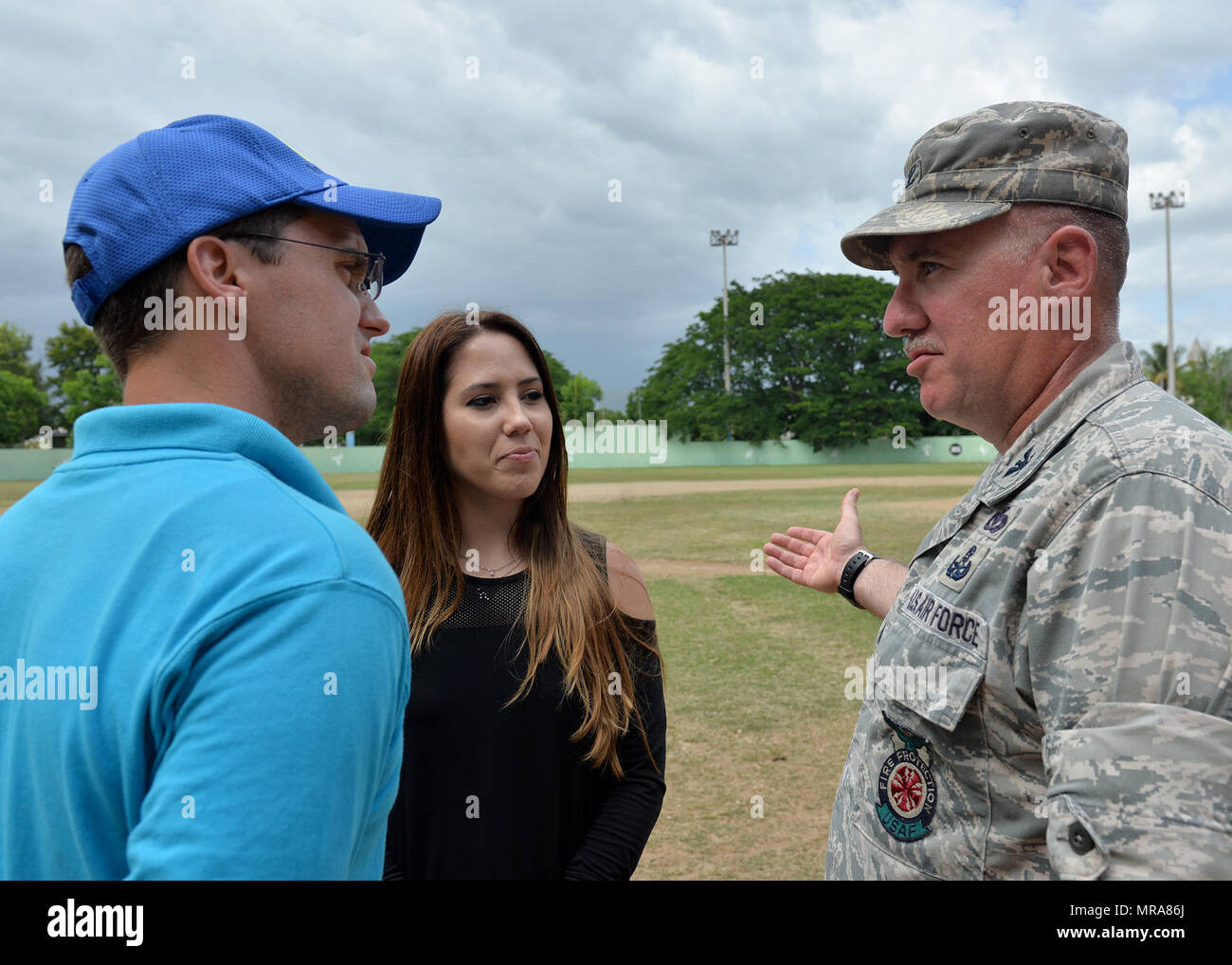 Us Air Force Colonel Michael Wehmeyer, die 346 Air Expeditionary Gruppenkommandant, Gespräche mit einem Mitglied der Nahrung für die Hungrigen und Tatiana Escudero mit US Southern Command Partnering Direktion nach dem Ende eines Baseball Clinic die Task Force für Bereich Kinder Mai 20, 2017, in San Juan de la Maguana, Dominikanische Republik gehostet wird, als Teil der neuen Horizonte 2017. Der baseball Clinic, die von der Task Force in Zusammenarbeit mit verschiedenen Nichtregierungsorganisationen und anderen Organisationen organisiert, bot US-Mitglieder die Möglichkeit, ehemalige Major League Baseball Spieler und Trainer bei der Umsetzung zu unterstützen. Stockfoto