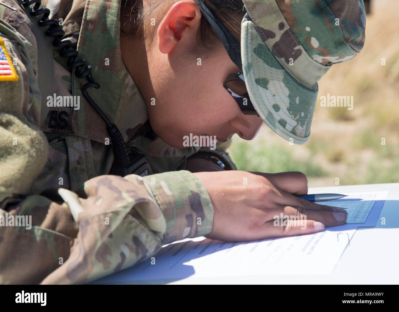 Us-Armee Pfc. Jessica Estrada, zugeordnet zu den Netzwerk Enterprise Technology (Befehl NETCOM) Hauptsitz und Sitz der Gesellschaft (HHC), Grundstücke Punkte auf einer Karte für das Land Navigation Event für die 2017 NETCOM besten Krieger Wettbewerb in Fort Huachuca, Az, 15. Mai 2017. Der Wettbewerb ist eine anstrengende Woche, bei der die Tests die Fertigkeiten, das Wissen und die Professionalität von 11 Soldaten, die NETCOM nachgeordneten Organisationen. (U.S. Armee Foto von SPC. Tianna S. Wilson) Stockfoto