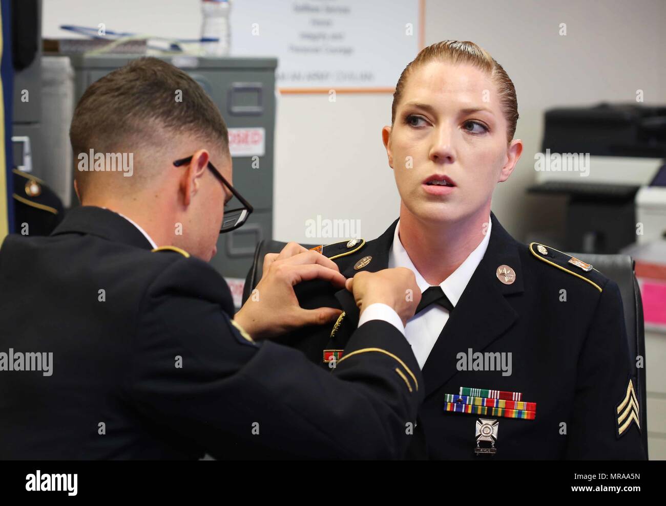 Us-Armee Sgt. Allison Sardler, 5th Signal Command (Theater), Sitz und Hauptverwaltung Loslösung (Hhd), 52 Signal Bataillon, ihrer Uniform vor der Teilnahme an der formalen während des 2017 Netzwerk Enterprise Technology (Befehl NETCOM) besten Krieger Wettbewerb in Fort Huachuca, Az, 17. Mai 2017 überprüft hat. Vertreter der Organisationen von rund um den Globus, 11 Soldaten für den Titel des besten Krieger während der 2017 NETCOM Wettbewerb konkurrierten. (U.S. Armee Foto von Pfc. Elisabeth Braun) Stockfoto