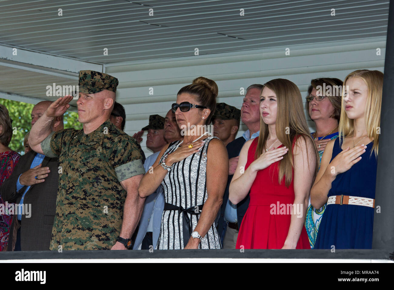 Us Marine Corps Brig. Gen. Thomas D. Weidley, Links, Kommandierender General, Marine Corps Installationen Osten (MCIEAST), Marine Corps Base Camp Lejeune (MCB CAMLEJ), und seine Familie machen Ehren während der MCIEAST, MCB CAMLEJ, Ändern des Befehls Zeremonie, William Pendleton Thompson Hügel Gebiet, 2. Juni 2017. Die Änderung des Befehls formal übertragen werden Behörden und Zuständigkeiten der MCIEAST von Brig. Gen. Thomas D. Weidley zu oberst Michael L. Scalise. (U.S. Marine Corps Foto von Cpl. Judith L. Harter) Stockfoto