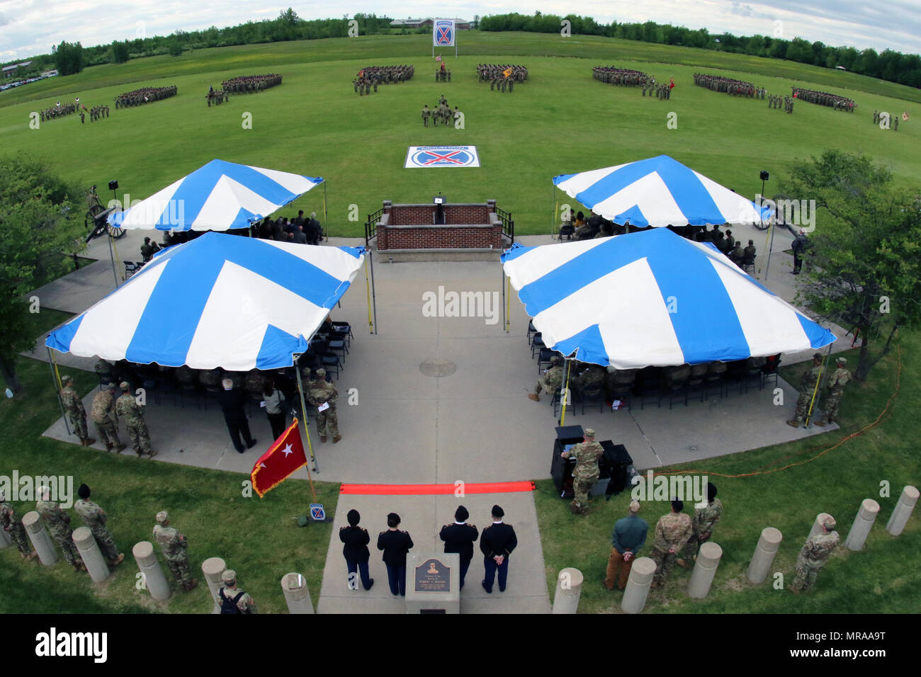 Der 1. Brigade Combat Team des 10 Mountain Division hielt eine Änderung der Befehl Zeremonie am 2. Juni auf Sexton Feld in Fort Drum. Kommandant des 10 Mountain Division Maj. Allgemeines Walter Piatt den Vorsitz über eine Zeremonie, wo Oberst Scott Naumann gab das Kommando über die Brigade zu oberst Shane Morgan. Stockfoto