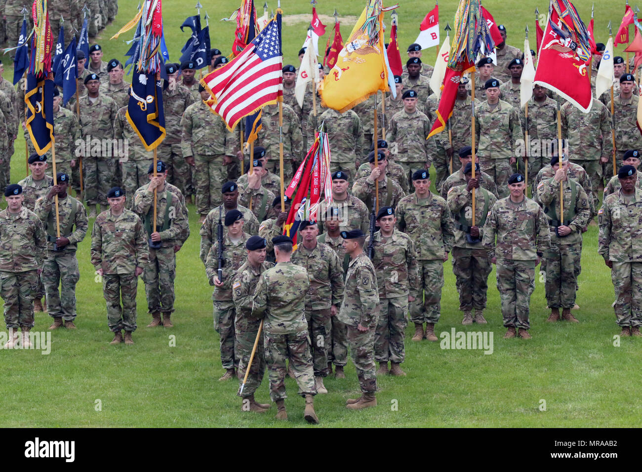 Der 1. Brigade Combat Team des 10 Mountain Division hielt eine Änderung der Befehl Zeremonie am 2. Juni auf Sexton Feld in Fort Drum. Kommandant des 10 Mountain Division Maj. Allgemeines Walter Piatt den Vorsitz über eine Zeremonie, wo Oberst Scott Naumann gab das Kommando über die Brigade zu oberst Shane Morgan. Stockfoto