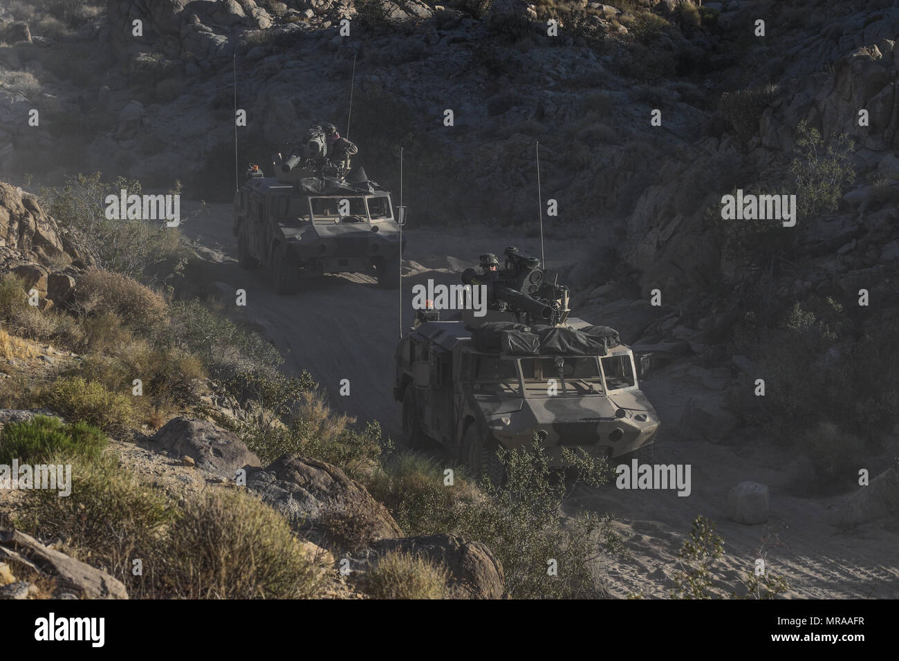 In FORT IRWIN, Kalifornien - Hmmwv's von Killer Truppe, 2.Staffel, 11 gepanzerte Kavallerie Regiments, gegen ein Hindernis in der Nähe des Eisernen Dreieck die 155 gepanzerte Brigade Combat Team, Mississippi Army National Guard, baute die Blackhorse Regiment, 2. Juni 2017 zu verschieben. Diese Phase der NTC-Rotation 17-07 herausgefordert, Fähigkeit, die "Dixie Thunder" der Brigade eine bewusste Verteidigung gegen eine in der Nähe von-peer Gegner zu führen. (U.S. Armee Foto von Sgt. David Kante, 11. ACR) Stockfoto