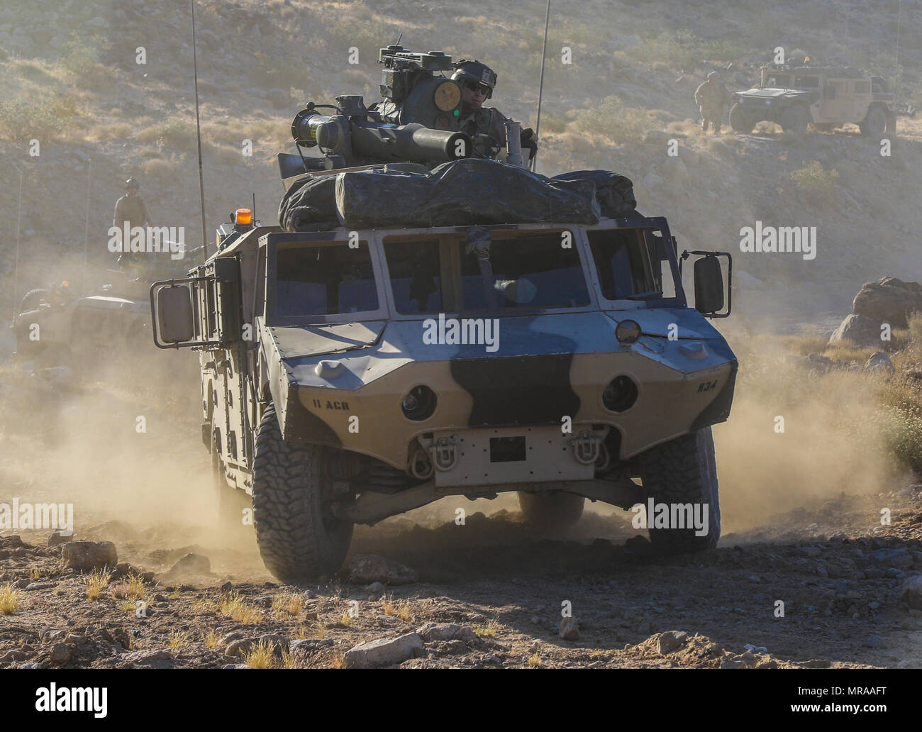 In FORT IRWIN, Kalifornien - ein Hmmwv von Killer Truppe, 2.Staffel, 11 gepanzerte Kavallerie Regiments, Verstöße der Dixie Donner Brigaden Verteidigung, in der Nähe der Eisernen Dreieck in der National Training Center, 2. Juni 2017. Diese Phase der NTC-Rotation 17-07 forderte die 155 gepanzerte Brigade Combat Team, die Fähigkeit, Mississippi Army National Guard eine bewusste Verteidigung gegen eine in der Nähe von-peer Gegner zu führen. (U.S. Armee Foto von Sgt. David Kante, 11. ACR) Stockfoto
