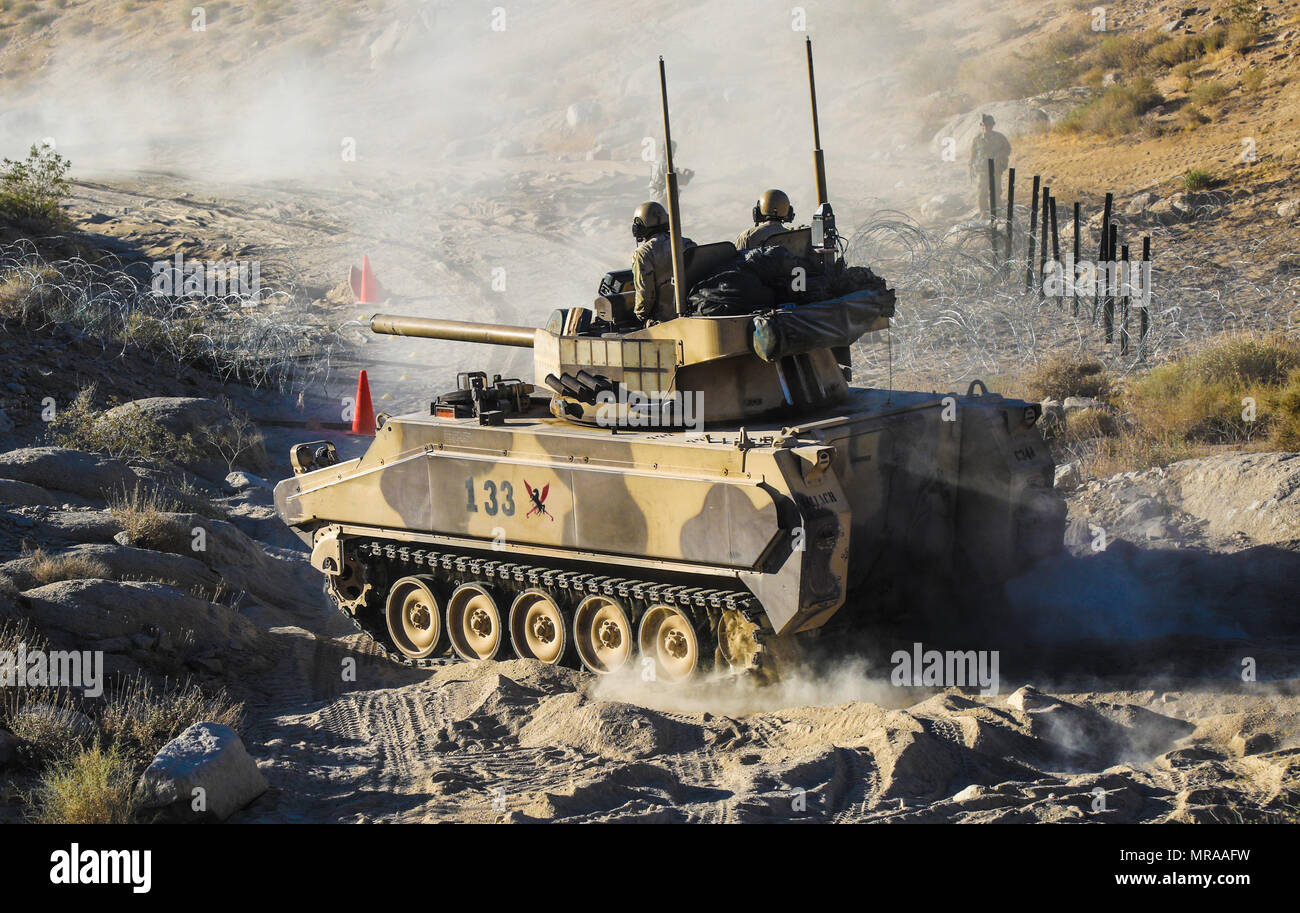 FORT IRWIN, Calif.-A Main Battle Tank aus der 2. Staffel, 11 gepanzerte Kavallerie Regimenter 'Finsteren mechanisierten Infanteriebataillon, enthalten von Assassin und Coldsteel Truppen, Manöver durch einen Bruch in der 155 gepanzerte Brigade Combat Team, Verteidigung Mississippi Army National Guard in der Nähe der Eisernen Dreieck, 2. Juni 2017. Diese Phase der NTC-Rotation 17-07 herausgefordert, Fähigkeit, die "Dixie Thunder" der Brigade eine bewusste Verteidigung gegen eine in der Nähe von-peer Gegner zu führen. (U.S. Armee Foto von Sgt. David Kante, 11. ACR) Stockfoto