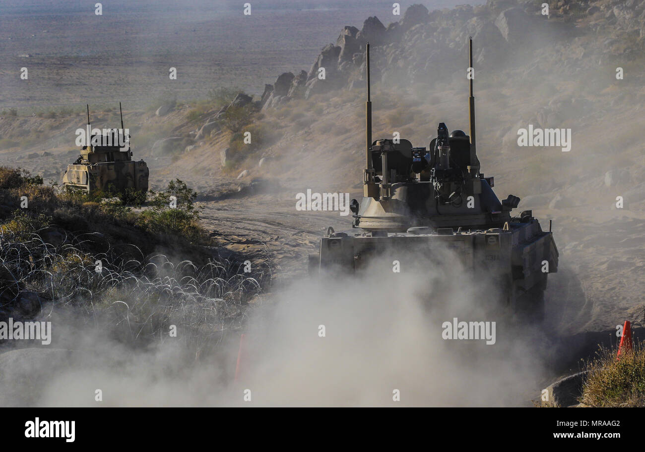In FORT IRWIN, Kalifornien - AUFSTÄNDISCHE Surrogat Fahrzeuge aus der 2. Staffel, 11 gepanzerte Kavallerie Regimenter 'Finsteren mechanisierten Infanteriebataillon, enthalten von Assassin und Coldsteel Truppen, Manöver durch einen Bruch in der 155 gepanzerte Brigade Combat Team, Verteidigung Mississippi Army National Guard in der Nähe der Eisernen Dreieck, 2. Juni 2017. Diese Phase der NTC-Rotation 17-07 herausgefordert, Fähigkeit, die "Dixie Thunder" der Brigade eine bewusste Verteidigung gegen eine in der Nähe von-peer Gegner zu führen. (U.S. Armee Foto von Sgt. David Kante, 11. ACR) Stockfoto