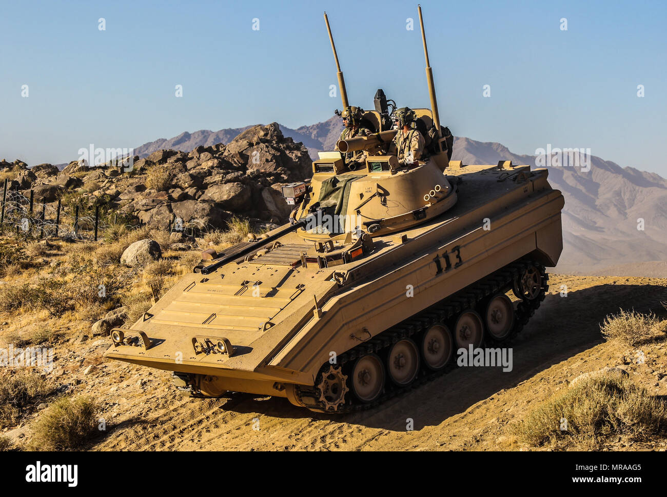 In FORT IRWIN, Kalifornien - eine aufständische Surrogat Fahrzeug von Assassin Truppe, 2.Staffel, 11 gepanzerte Kavallerie Regiments, fährt auf einer Anhöhe in der Nähe der Eisernen Dreieck während eines Angriffs gegen die 155 gepanzerte Brigade Combat Team, Mississippi Army National Guard, 2. Juni 2017. Diese Phase der NTC-Rotation 17-07 herausgefordert, Fähigkeit, die "Dixie Thunder" der Brigade eine bewusste Verteidigung gegen eine in der Nähe von-peer Gegner zu führen. (U.S. Armee Foto von Sgt. David Kante, 11. ACR) Stockfoto