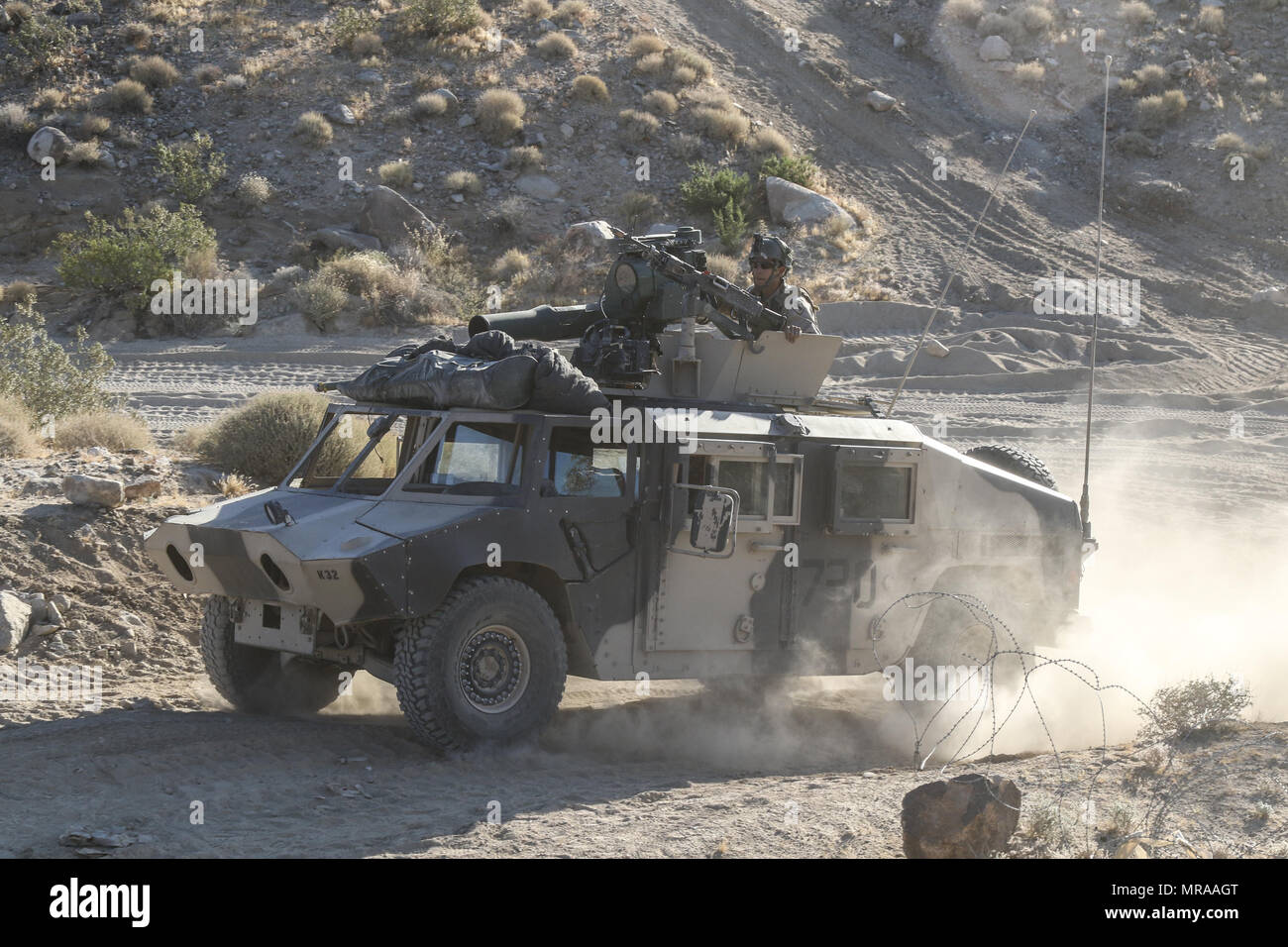 In FORT IRWIN, Kalifornien - ein High Mobility Multipurpose Radfahrzeug von Killer Truppe, 2.Staffel, 11 gepanzerte Kavallerie Regiments, Gänge durch ein Hindernis bei der Angriff des Blackhorse Regiment gegen die 155 gepanzerte Brigade Combat Team, Verteidigung Mississippi Army National Guard, in der Nähe der National Training Center Eisernen Dreieck, 2. Juni 2017. Diese Phase der NTC-Rotation 17-07 herausgefordert, Fähigkeit, die "Dixie Thunder" der Brigade eine bewusste Verteidigung gegen eine in der Nähe von-peer Gegner zu führen. (U.S. Armee Foto von Pfc. Austin Anyzeski, 11. ACR) Stockfoto