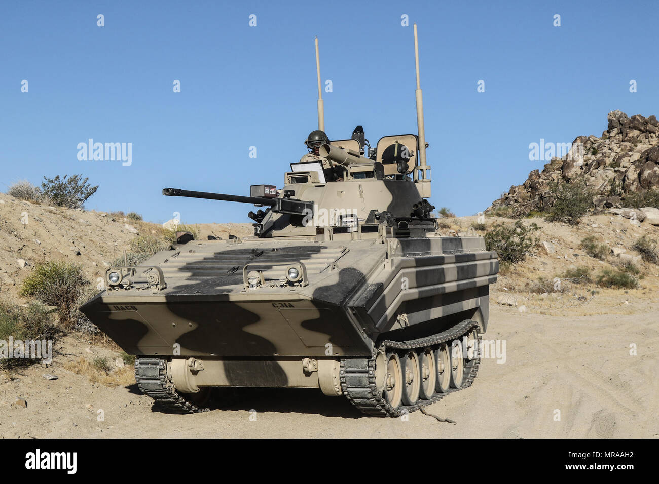 In FORT IRWIN, Kalifornien - Eine aufständische Surrogat Fahrzeug von Coldsteel Truppe, 1.Staffel, 11 gepanzerte Kavallerie Regiments, greift Elemente der 155 gepanzerte Brigade Combat Team, Mississippi Army National Guard, in der Nähe der National Training Center Eisernen Dreieck, 2. Juni 2017. Diese Phase der NTC-Rotation 17-07 herausgefordert, Fähigkeit, die "Dixie Thunder" der Brigade eine bewusste Verteidigung gegen eine in der Nähe von-peer Gegner zu führen. (U.S. Armee Foto von Pfc. Austin Anyzeski, 11. ACR) Stockfoto