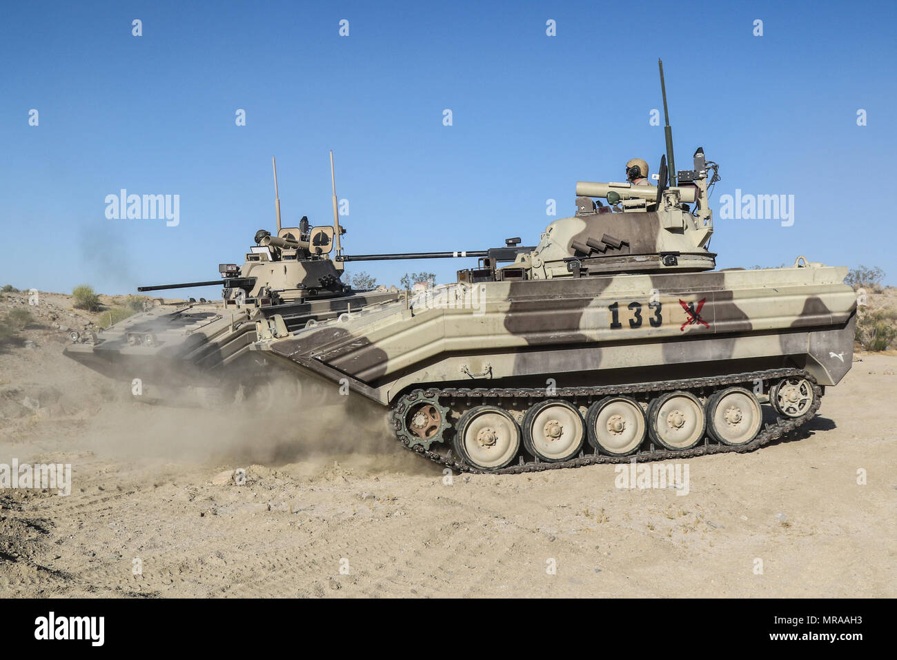 In FORT IRWIN, Kalifornien - AUFSTÄNDISCHE Surrogat Fahrzeuge von Coldsteel Truppe, 1.Staffel, 11 gepanzerte Kavallerie Regiments, liefern überlegene Feuerkraft gegen Elemente der 155 gepanzerte Brigade Combat Team, Mississippi Army National Guard, in der Nähe der National Training Center Eisernen Dreieck, 2. Juni 2017. Diese Phase der NTC-Rotation 17-07 herausgefordert, Fähigkeit, die "Dixie Thunder" der Brigade eine bewusste Verteidigung gegen eine in der Nähe von-peer Gegner zu führen. (U.S. Armee Foto von Pfc. Austin Anyzeski, 11. ACR) Stockfoto
