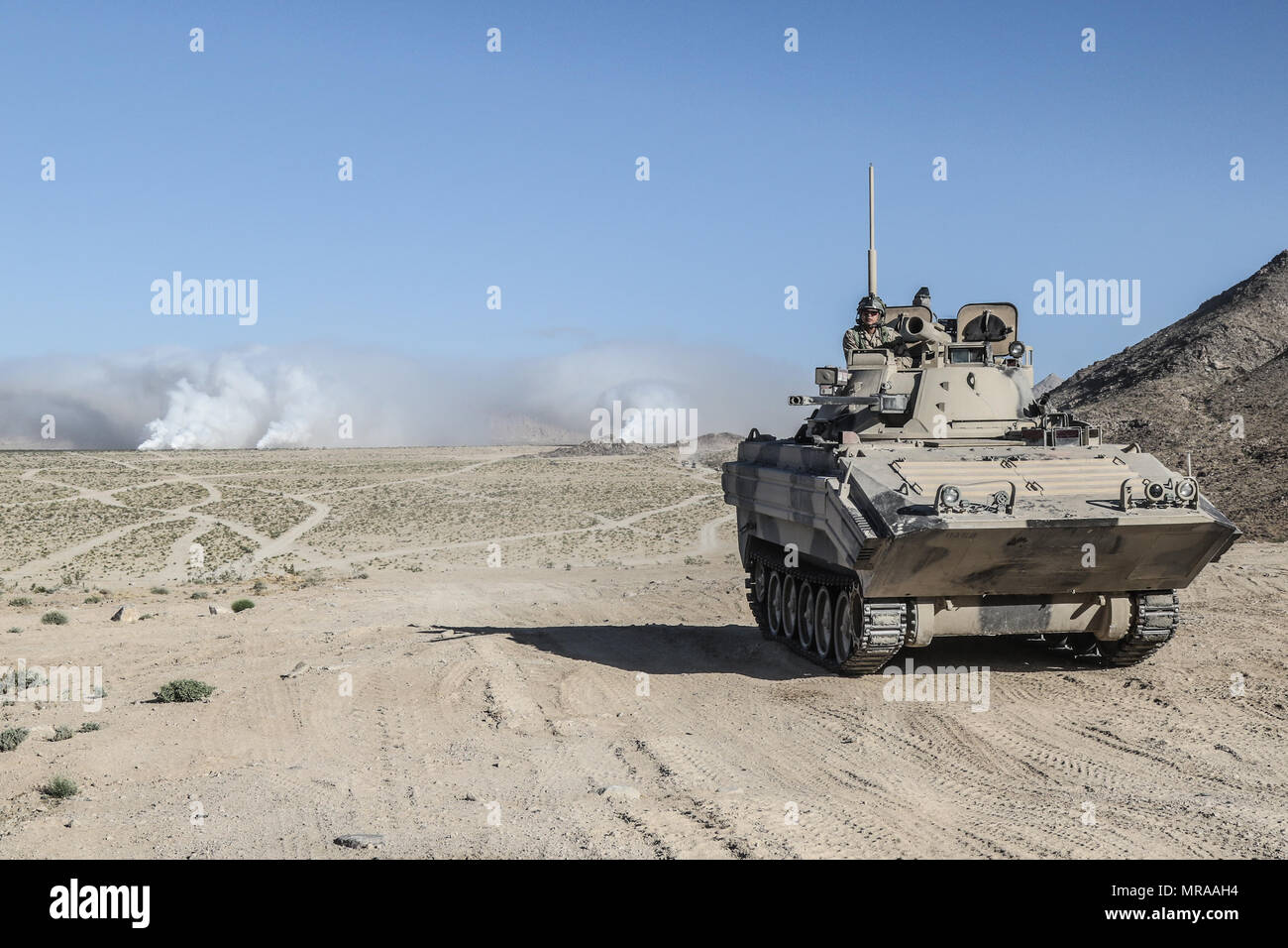 In FORT IRWIN, Kalifornien - Eine aufständische Surrogat Fahrzeug von Assassin Truppe, 1.Staffel, 11 gepanzerte Kavallerie Regiments, Umfragen das Schlachtfeld während der Angriff der Blackhorse Regiment gegen Elemente der 155 gepanzerte Brigade Combat Team, Mississippi Army National Guard, in der Nähe der National Training Center Eisernen Dreieck, 2. Juni 2017. Diese Phase der NTC-Rotation 17-07 herausgefordert, Fähigkeit, die "Dixie Thunder" der Brigade eine bewusste Verteidigung gegen eine in der Nähe von-peer Gegner zu führen. (U.S. Armee Foto von Pfc. Austin Anyzeski, 11. ACR) Stockfoto