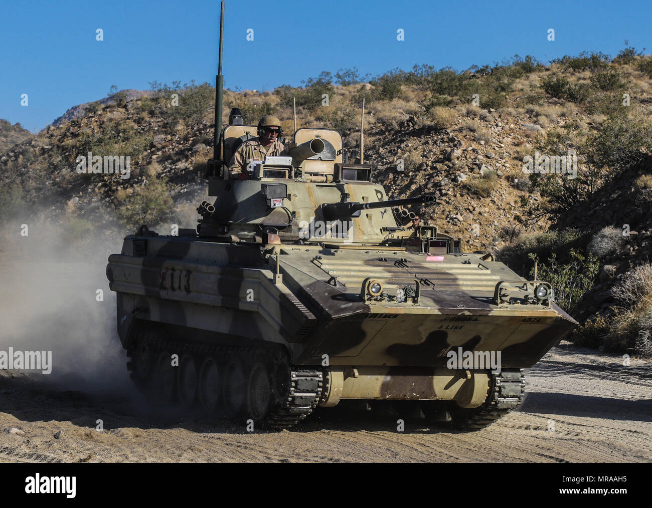 In FORT IRWIN, Kalifornien - eine aufständische Surrogat Fahrzeug von Assassin Truppe, 2.Staffel, 11 gepanzerte Kavallerie Regiments poltert durch eine Verletzung in der 155 gepanzerte Brigade Combat Team, Verteidigung Mississippi Army National Guard in der Nähe der Eisernen Dreieck, 2. Juni 2017. Diese Phase der NTC-Rotation 17-07 herausgefordert, Fähigkeit, die "Dixie Thunder" der Brigade eine bewusste Verteidigung gegen eine in der Nähe von-peer Gegner zu führen. (U.S. Armee Foto von Sgt. David Kante, 11. ACR) Stockfoto