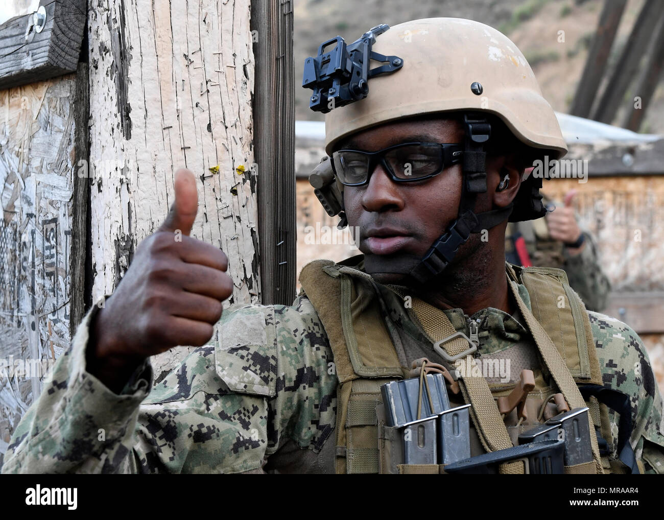 Information Systems Techniker 1. Klasse Greg Parker, zugeordnet zu den Flotte bekämpfen Kamera Pacific (Fccp), Signale Entwarnung während Close Quarters Battle Training als Teil der Übung Sommer Quick Shot 2017, 23. Mai 2017, in Covina, Kalifornien. Quick Shot ist eine alle zwei Jahre stattfindende Übung, die Ihnen live - Feuer- und Szenario Ausbildung zum kombinierten gemeinsame Bekämpfung der Kamera. (U.S. Marine bekämpfen Kamera Foto von Mass Communication Specialist 1. Klasse Jon Rasmussen) Stockfoto