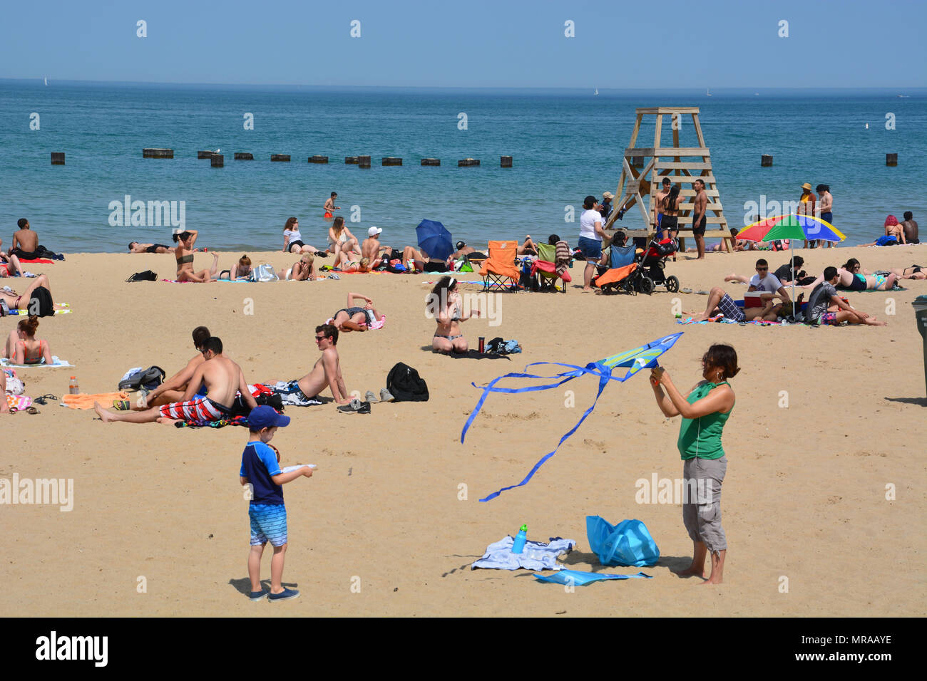 Chicago, Illinois, USA - 25. Mai 2018: Der North Avenue Beach auf Chicagos Nordseite ist mit Badenden für den Start der langen Memorial Day Wochenende überfüllt wie Luft- Temperaturen Ansatz 90 deg. (F), 32 deg. (C), aber die meisten sind bleiben aus, um das Wasser als Lake Michigan, ist eine kalte 50 Grad. (F), 10 Grad. (C) Kredite: D Gast Smith/Alamy leben Nachrichten Stockfoto